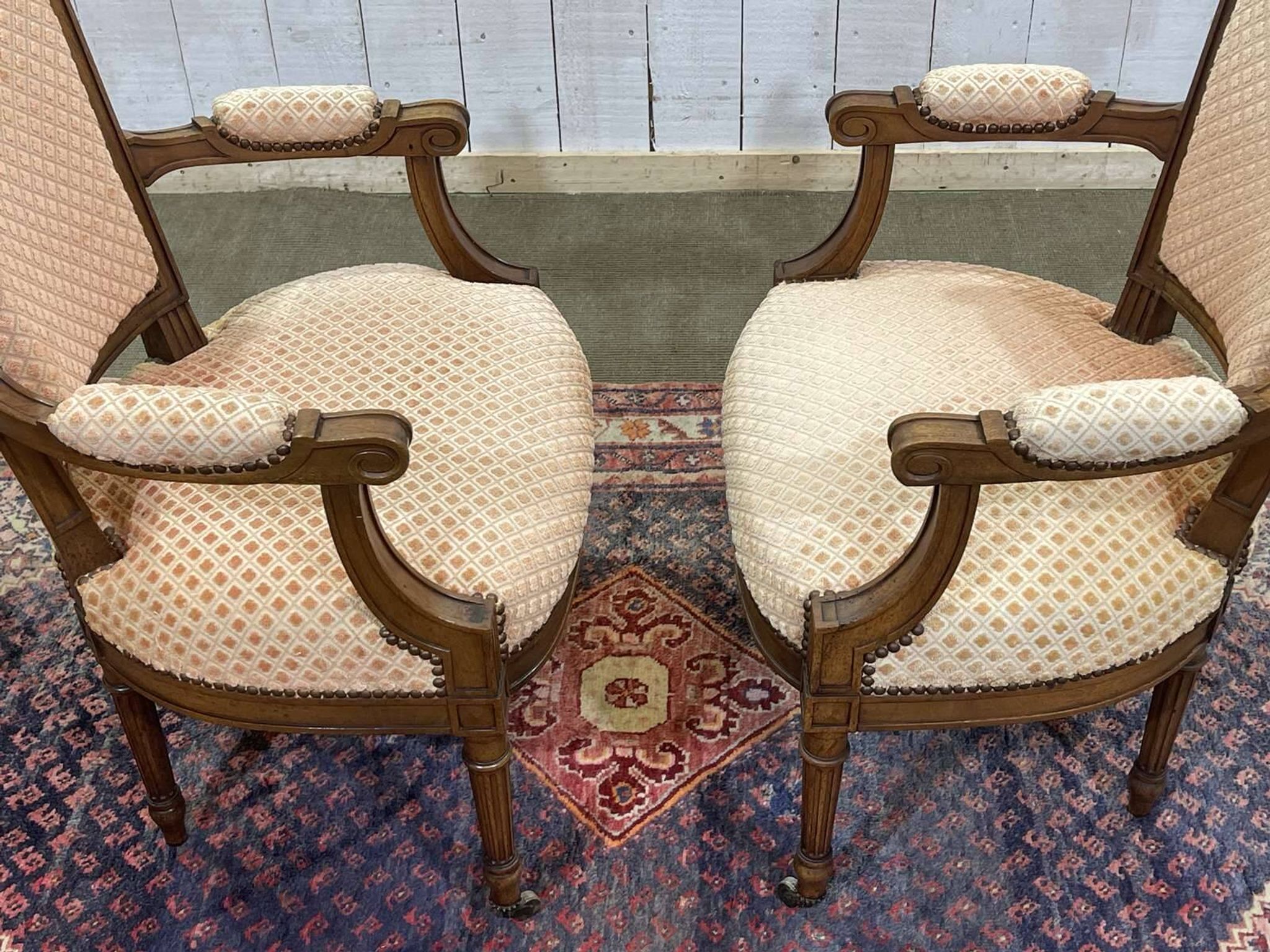 Paire de fauteuils Louis XVI début XXème en noyer