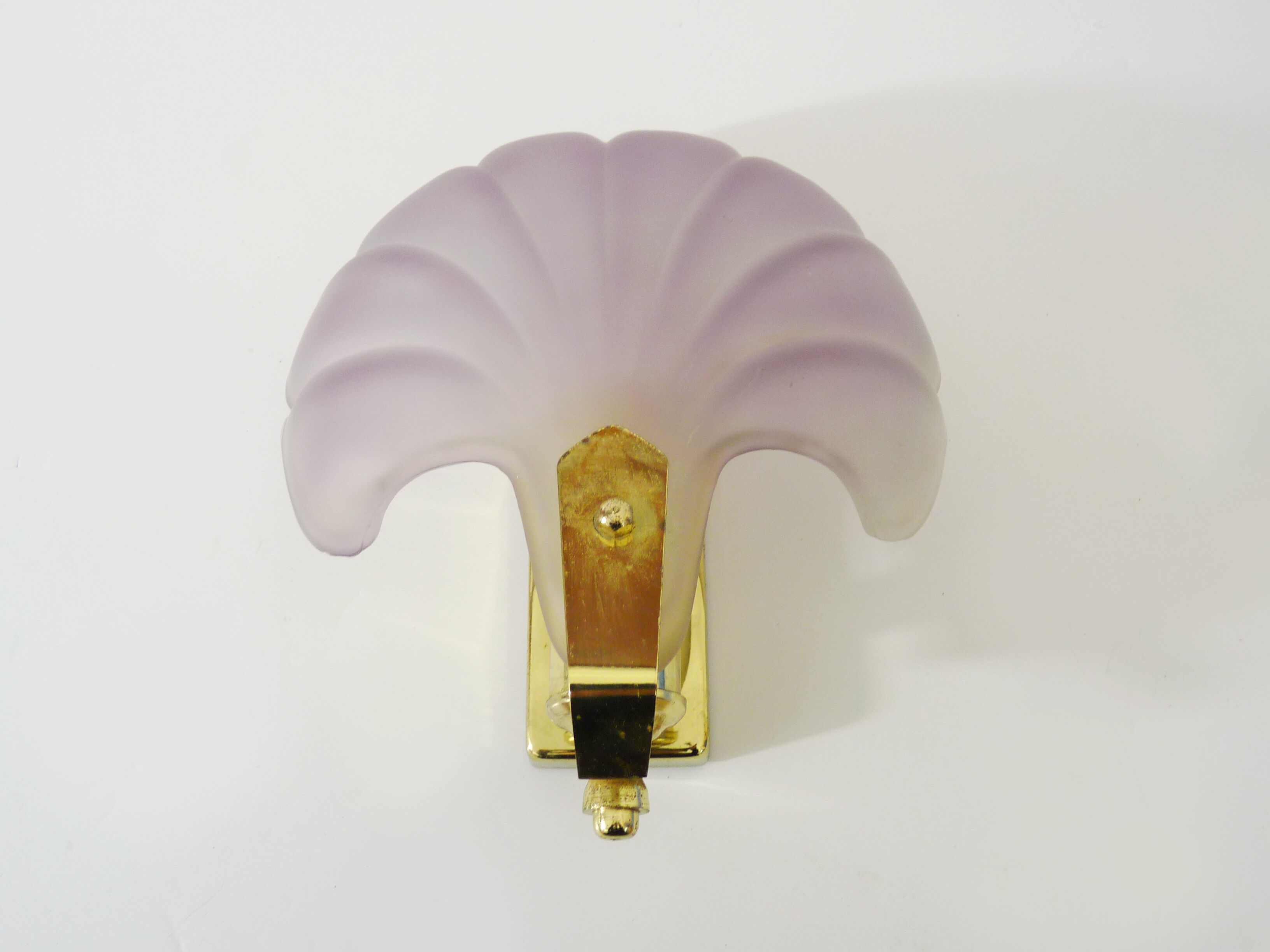 Wall wall lamp shell in pink scribbled glass, gilded metal and brass. Year 70