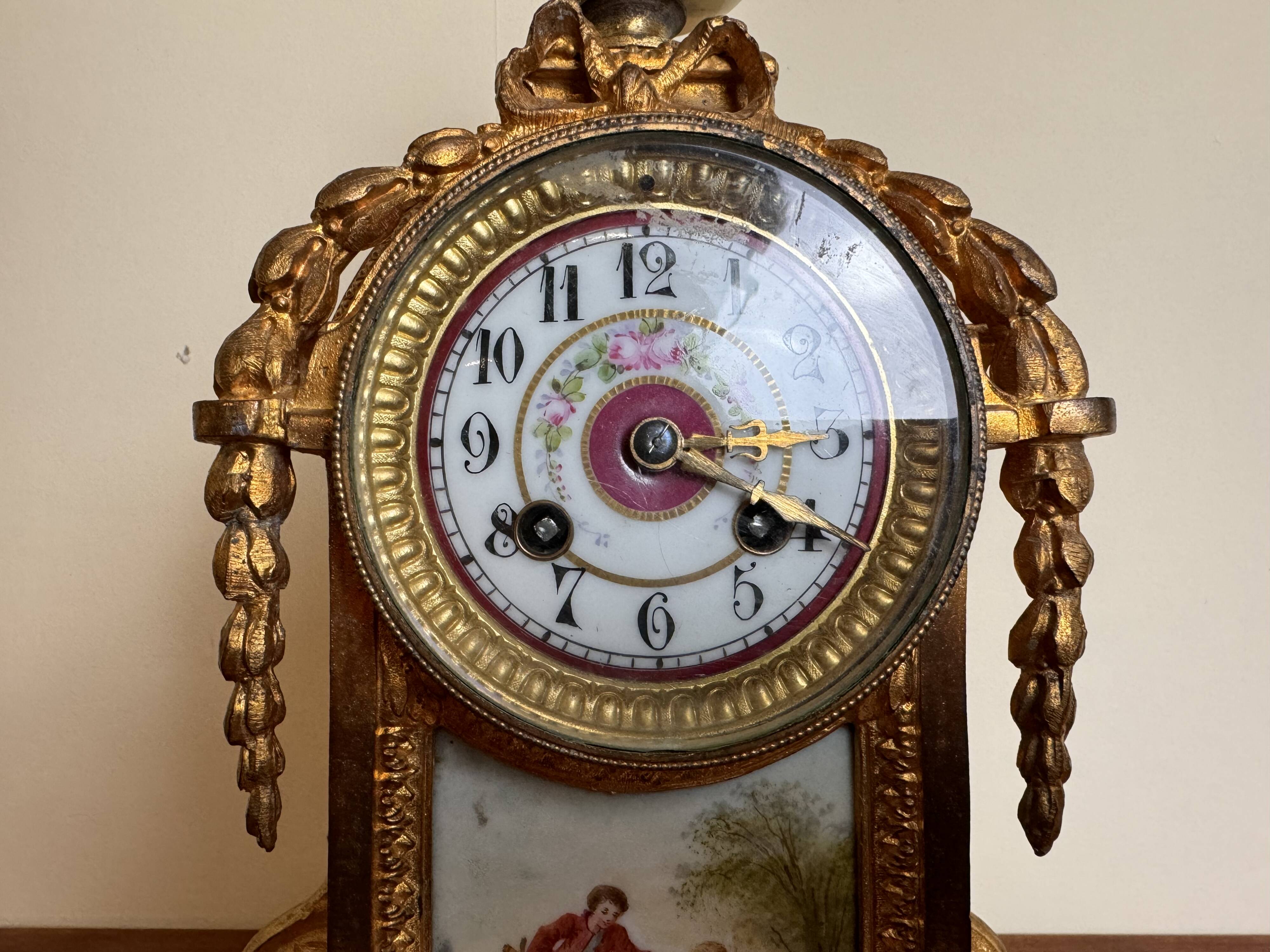 Napoleon III clock in gilded bronze and porcelain plates decorated and painted by hand