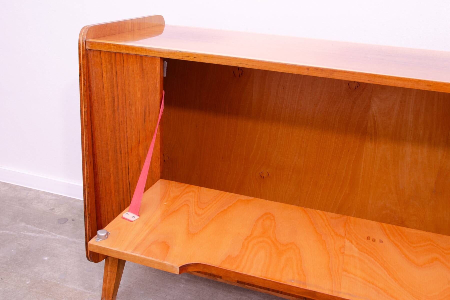 Commode moderne du milieu du siècle en noyer par František Jirák, années 1960, Tchécoslovaquie