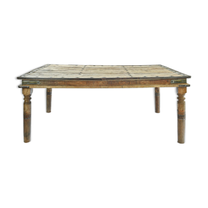 table en bois sculpté