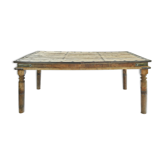 Table en bois sculpté et clouté