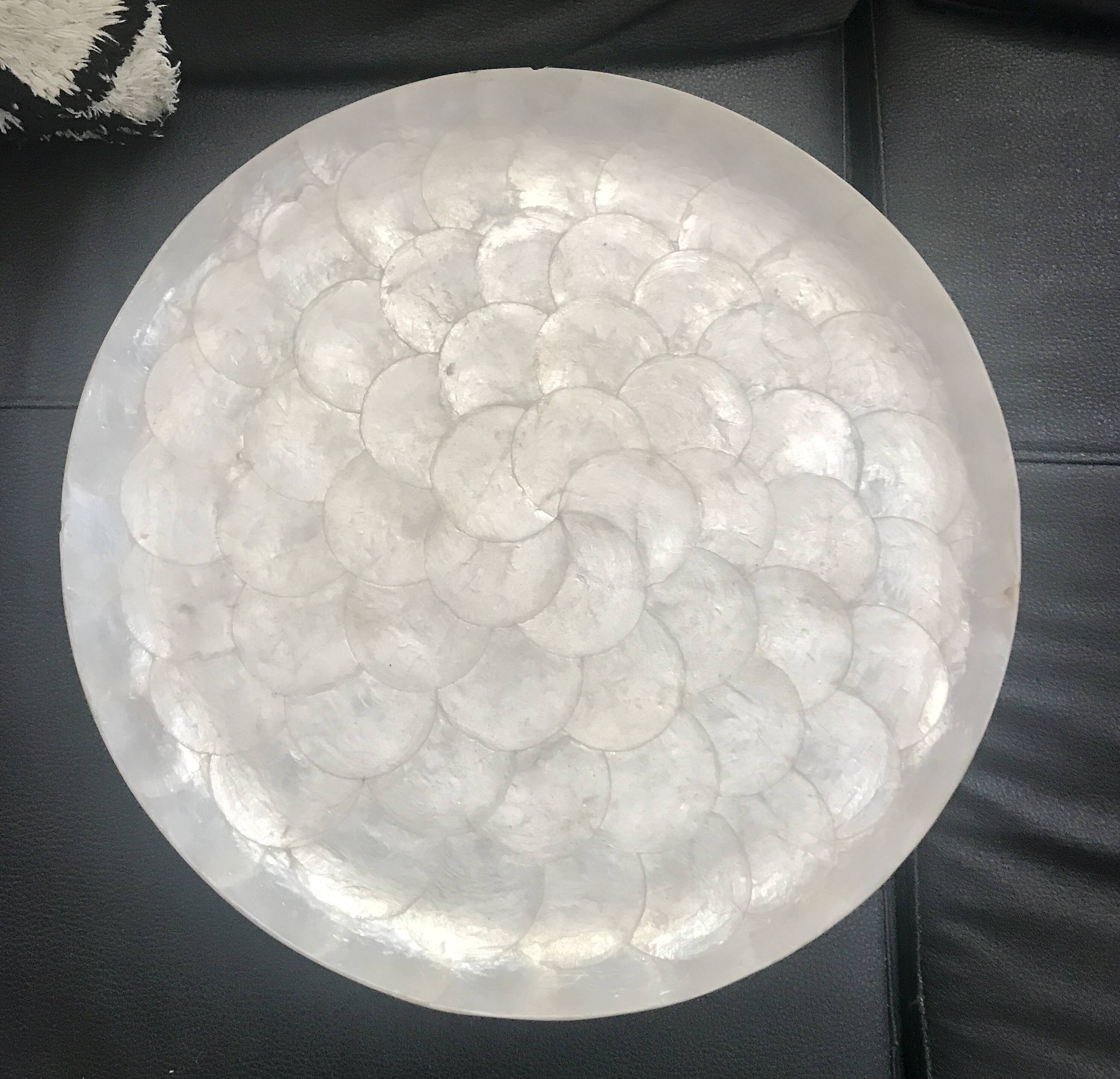 Round mother-of-pearl tray