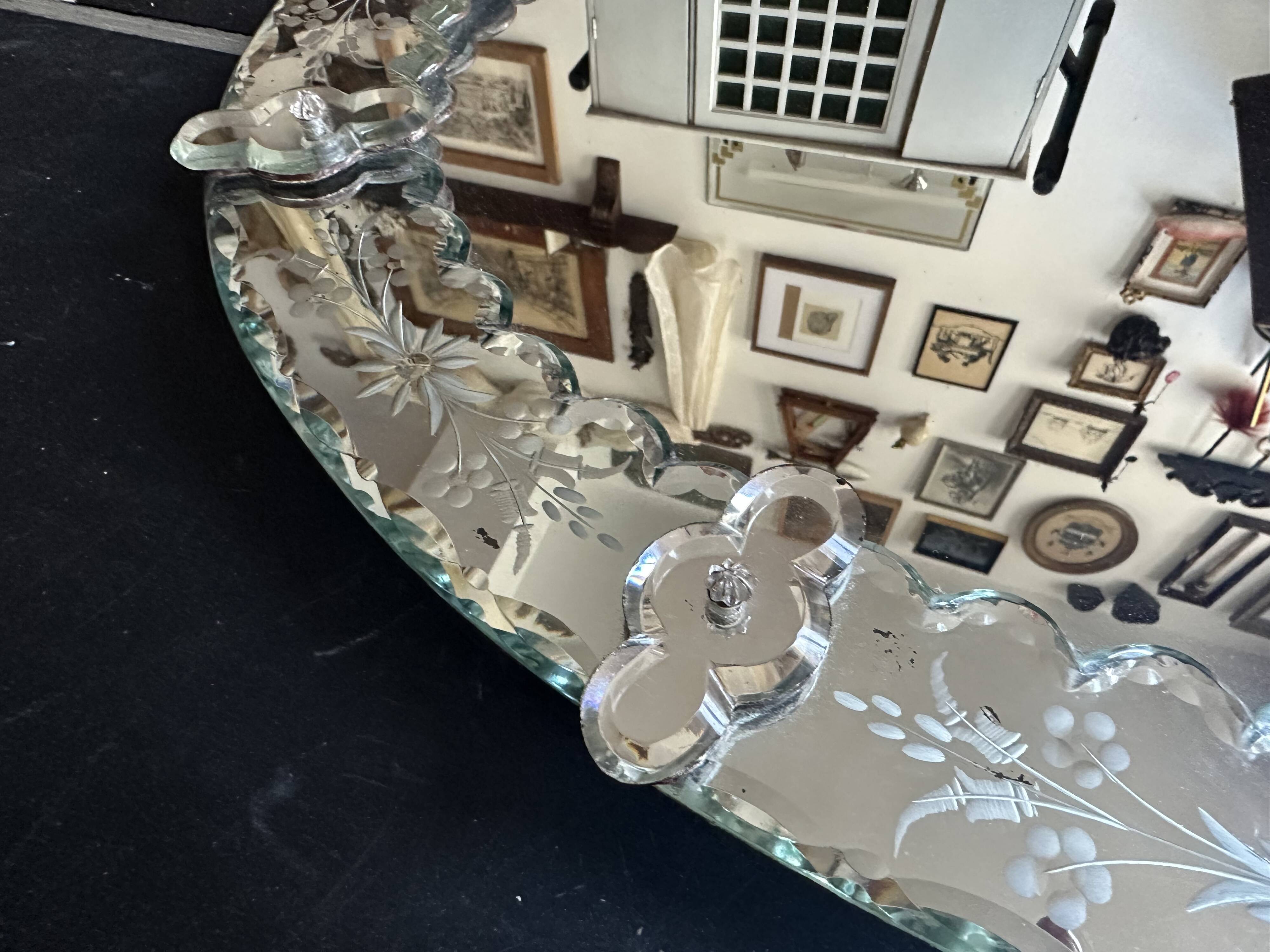 Antique oval Venetian mirror in engraved glass, Murano early 20th century.