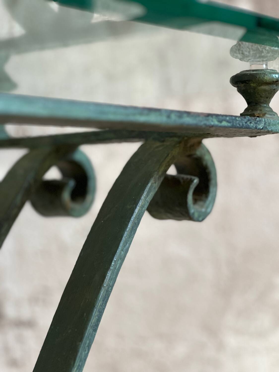 Console in glass and antique patinated metal