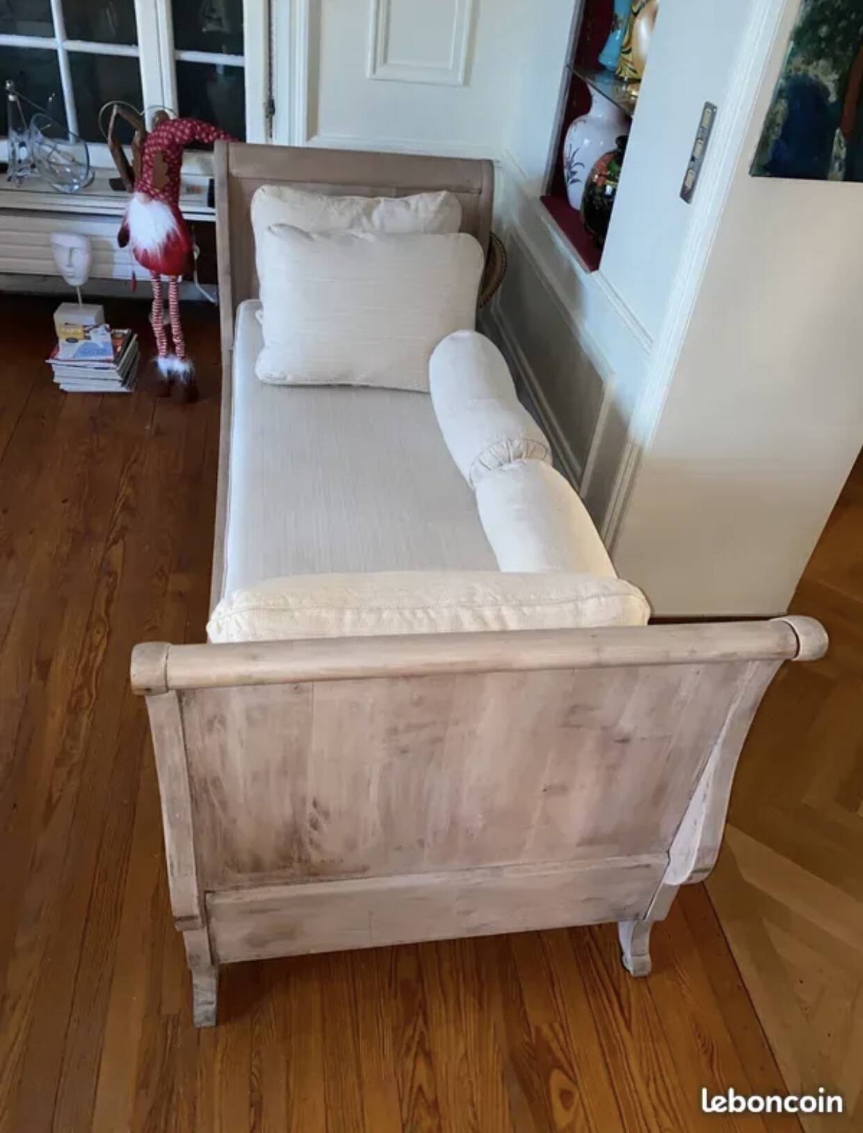 magnificent daybed / sofa bed with cushions, ideal for a bedroom,