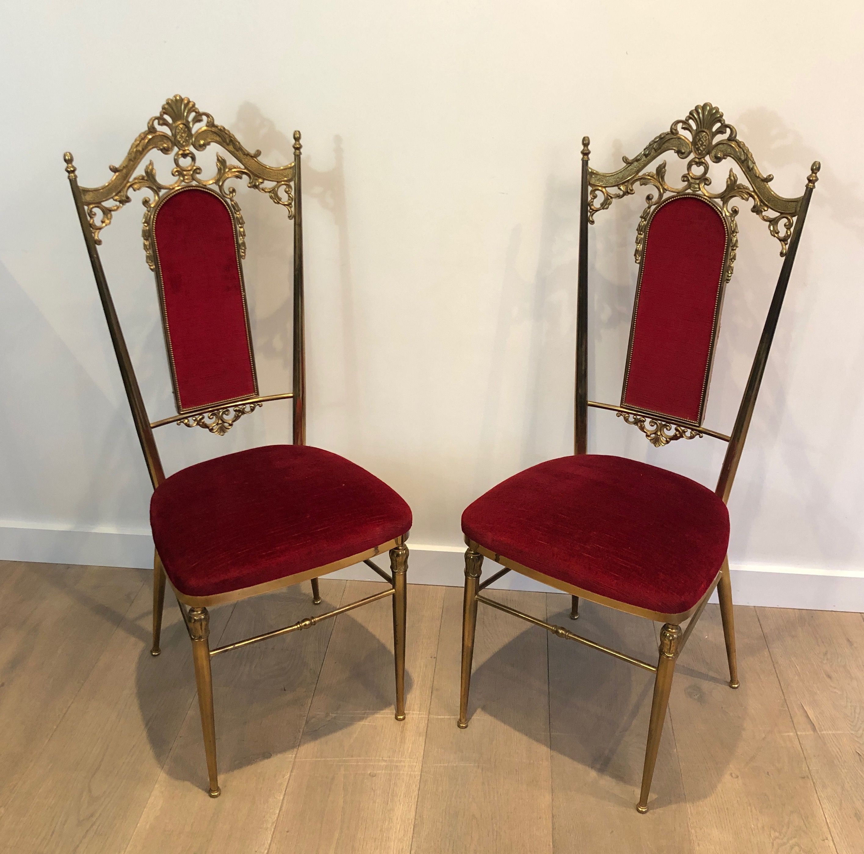 Suite de 4 chaises en laiton et velours rouge