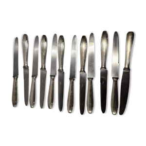 12 couteaux en métal