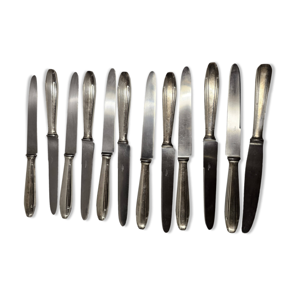 12 couteaux en métal argenté, milieu XXème
