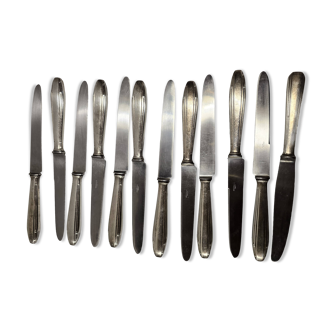 12 couteaux en métal argenté, milieu XXème