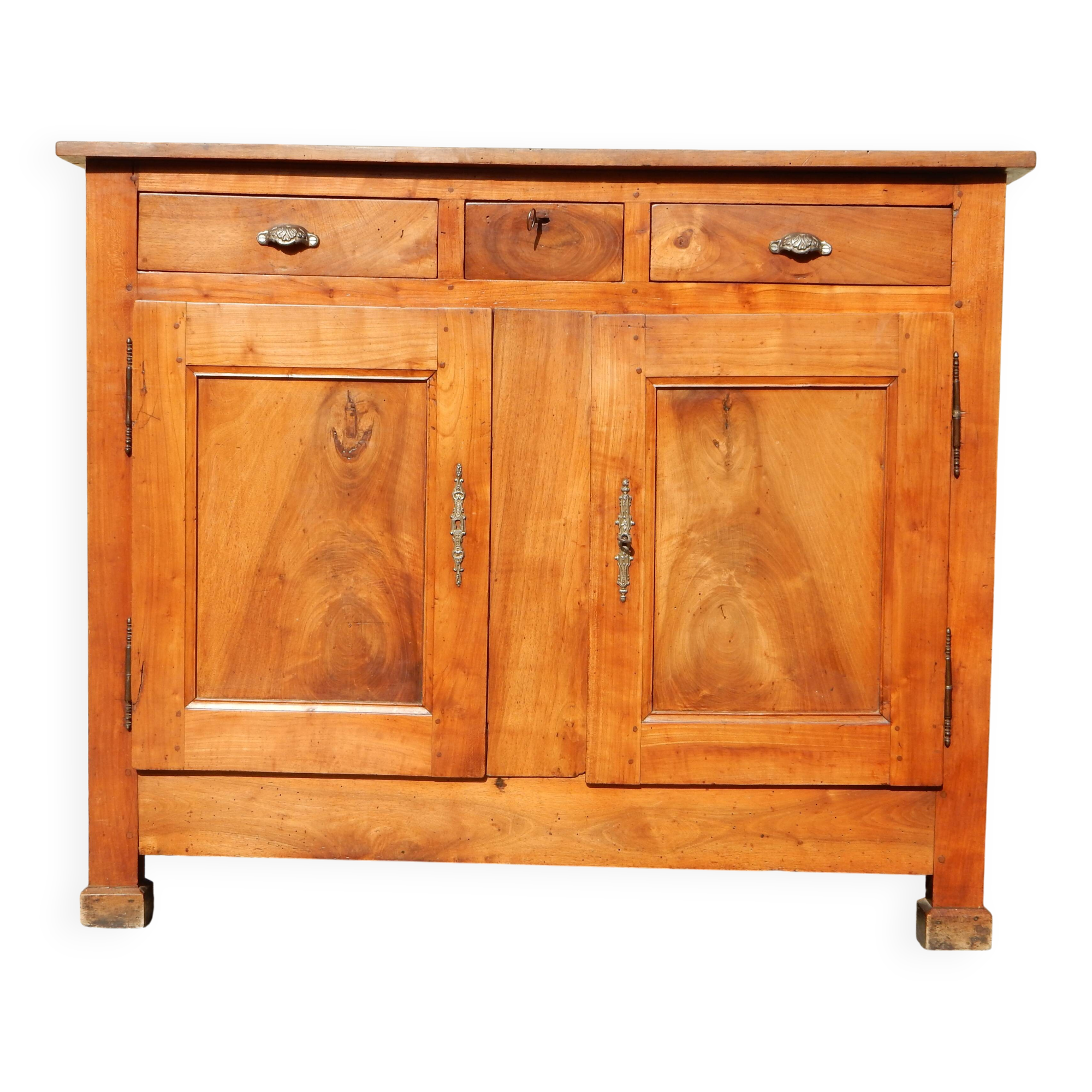 Ancien buffet de famille très élégant en noyer