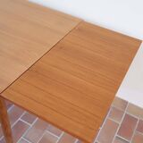 Scandinavian extendable table