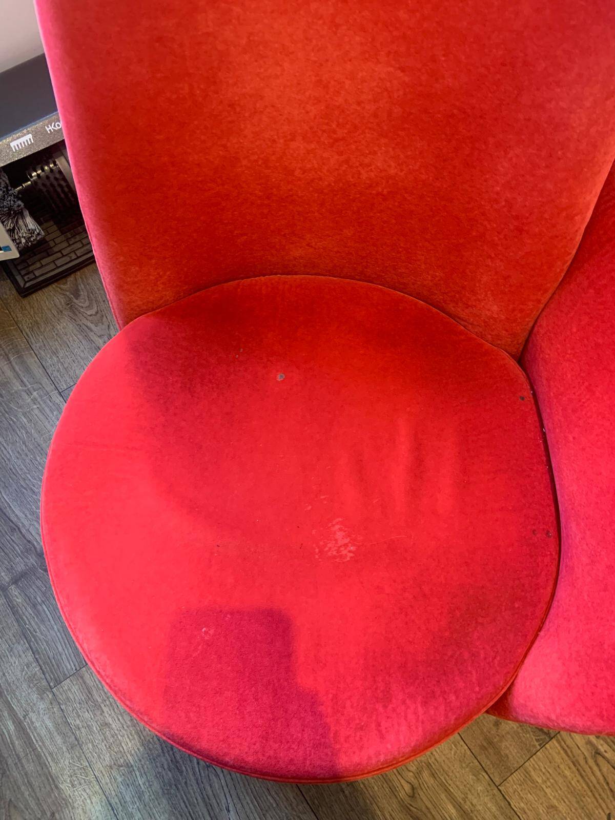 Fauteuil velours rouge asymétrique