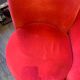 Fauteuil velours rouge asymétrique