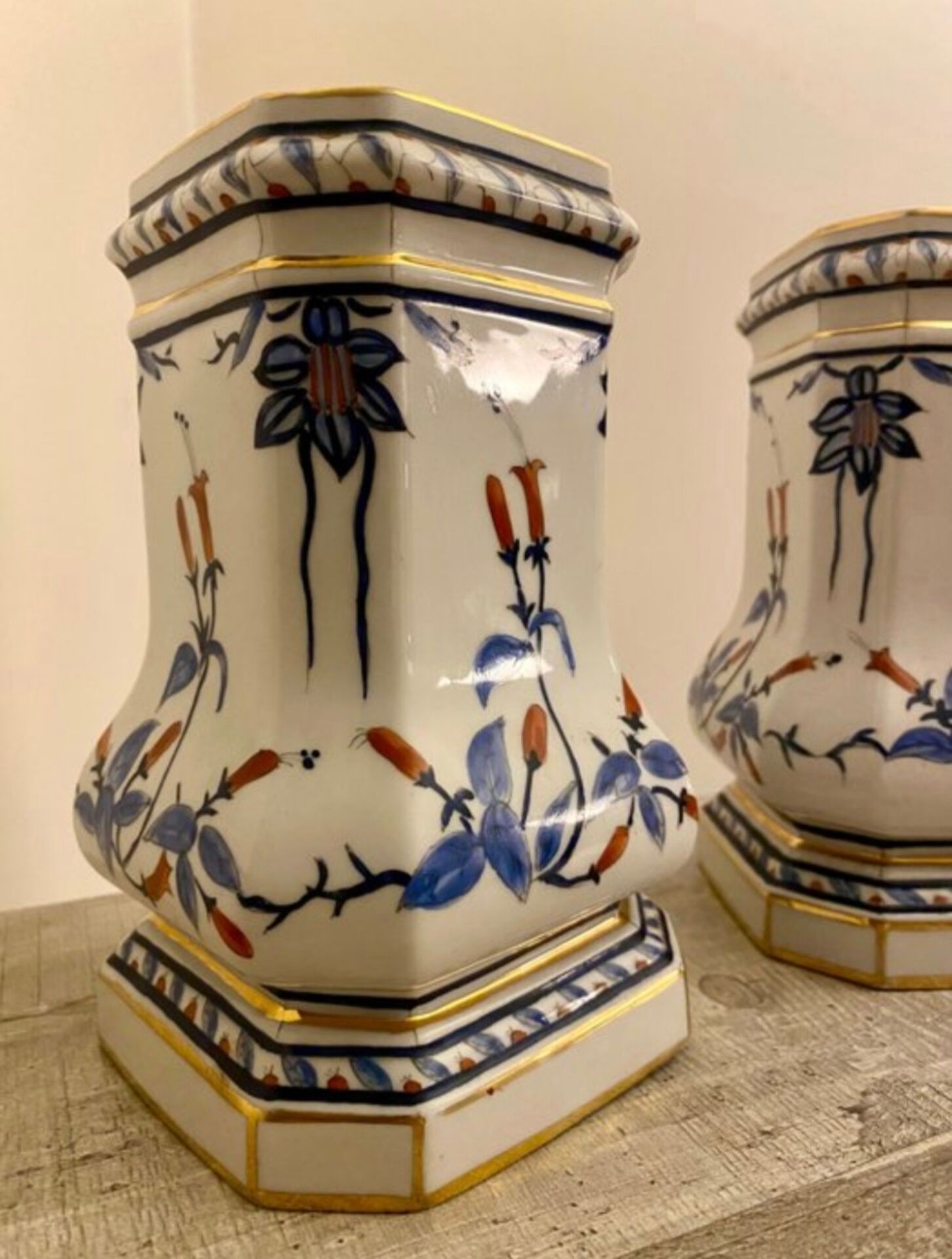 Pair of Kutani Eisen Vases - Porcelain - Showa Period (1926-1989)