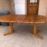 Vintage round table in solid pine