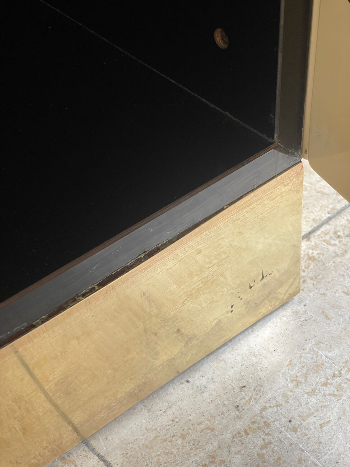 Buffet Jean-Claude Mahey in beige lacquer and brass – circa 1970