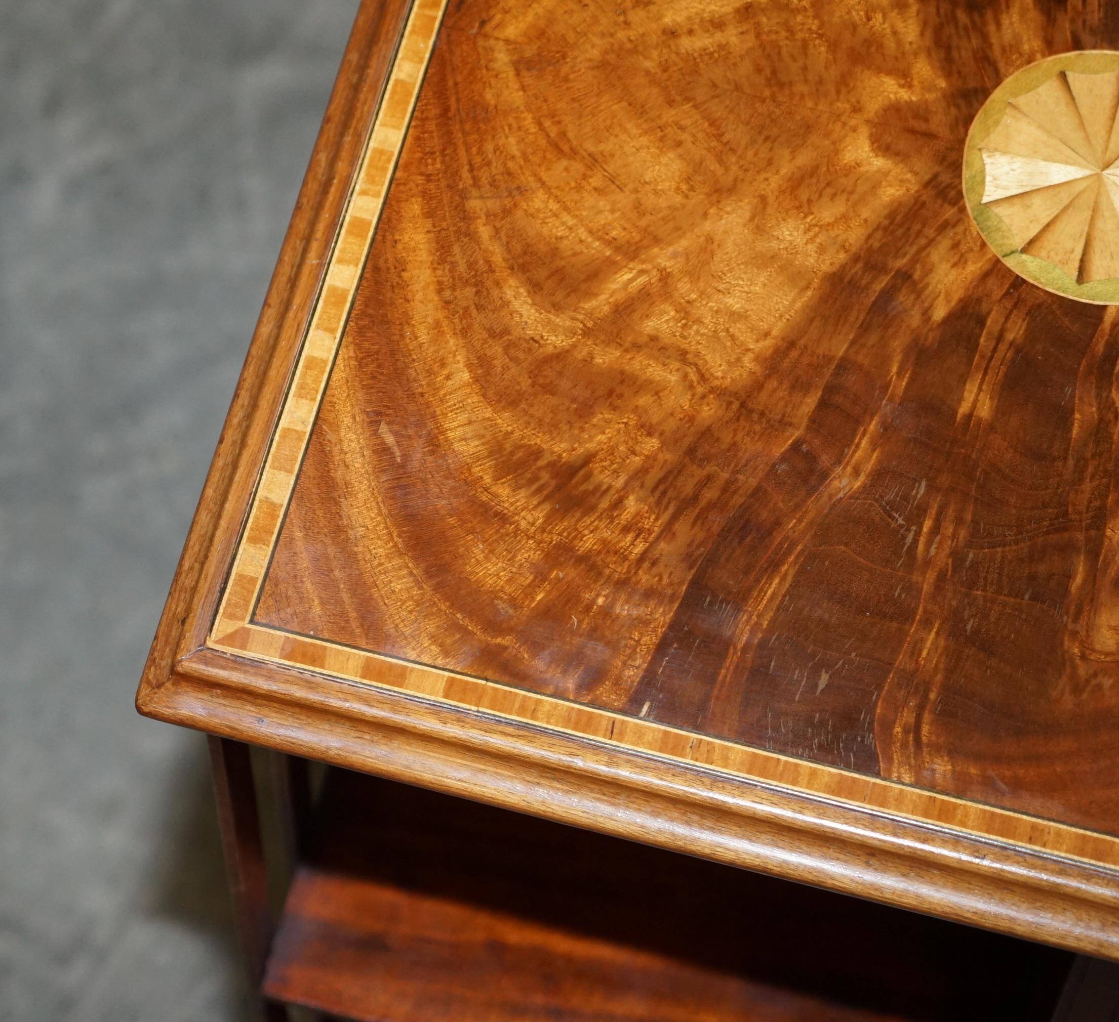Table bibliothèque tournante Sheraton Revival en acajou et bois de satin