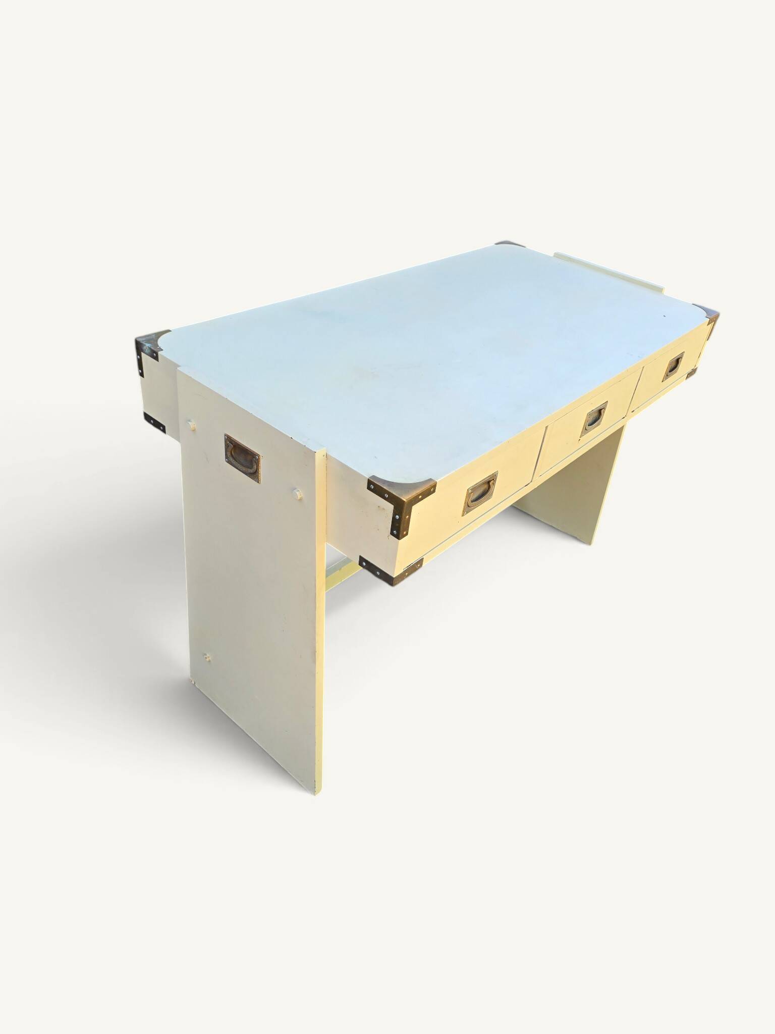 Bureau vintage en bois laqué crème et laiton