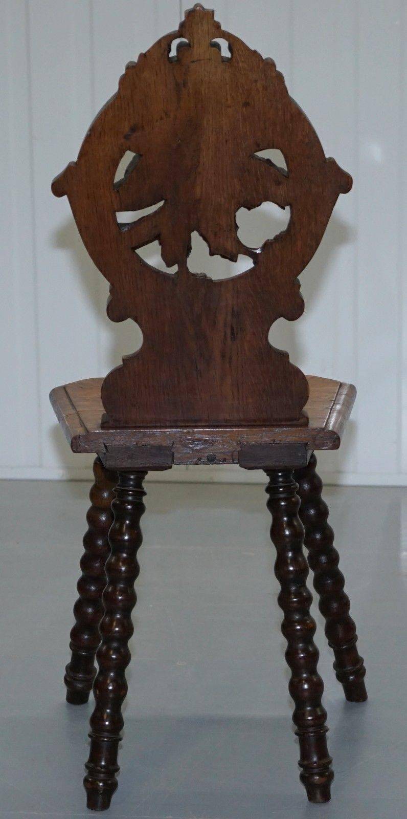 Chaise de vestibule Black Forrest en bois sculpté 19ème siècle