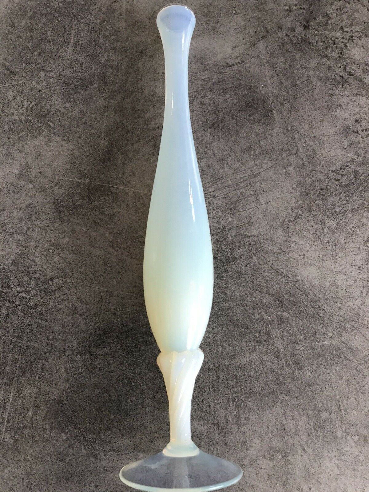 Vase soliflore vintage tulip glass opaline shades and white reflections