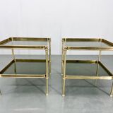 Paire de tables d'appoint ou de chevet en laiton et verre fumé, années 1970