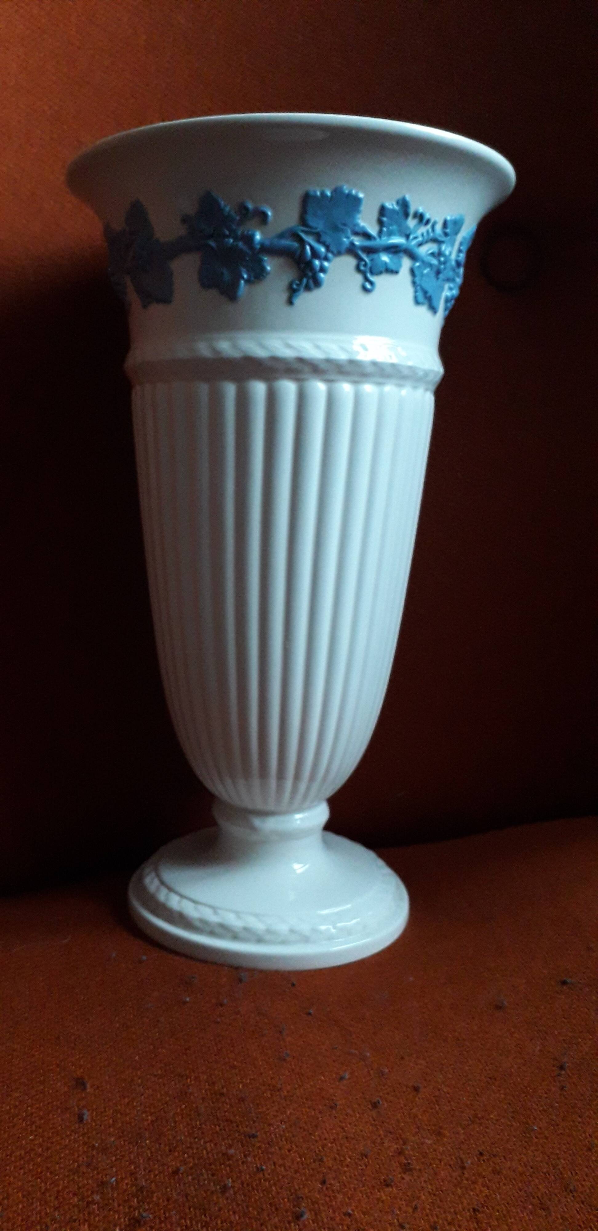 Vintage English vase in Wedgwood.