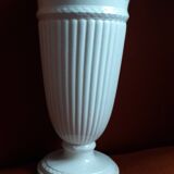 Vintage English vase in Wedgwood.