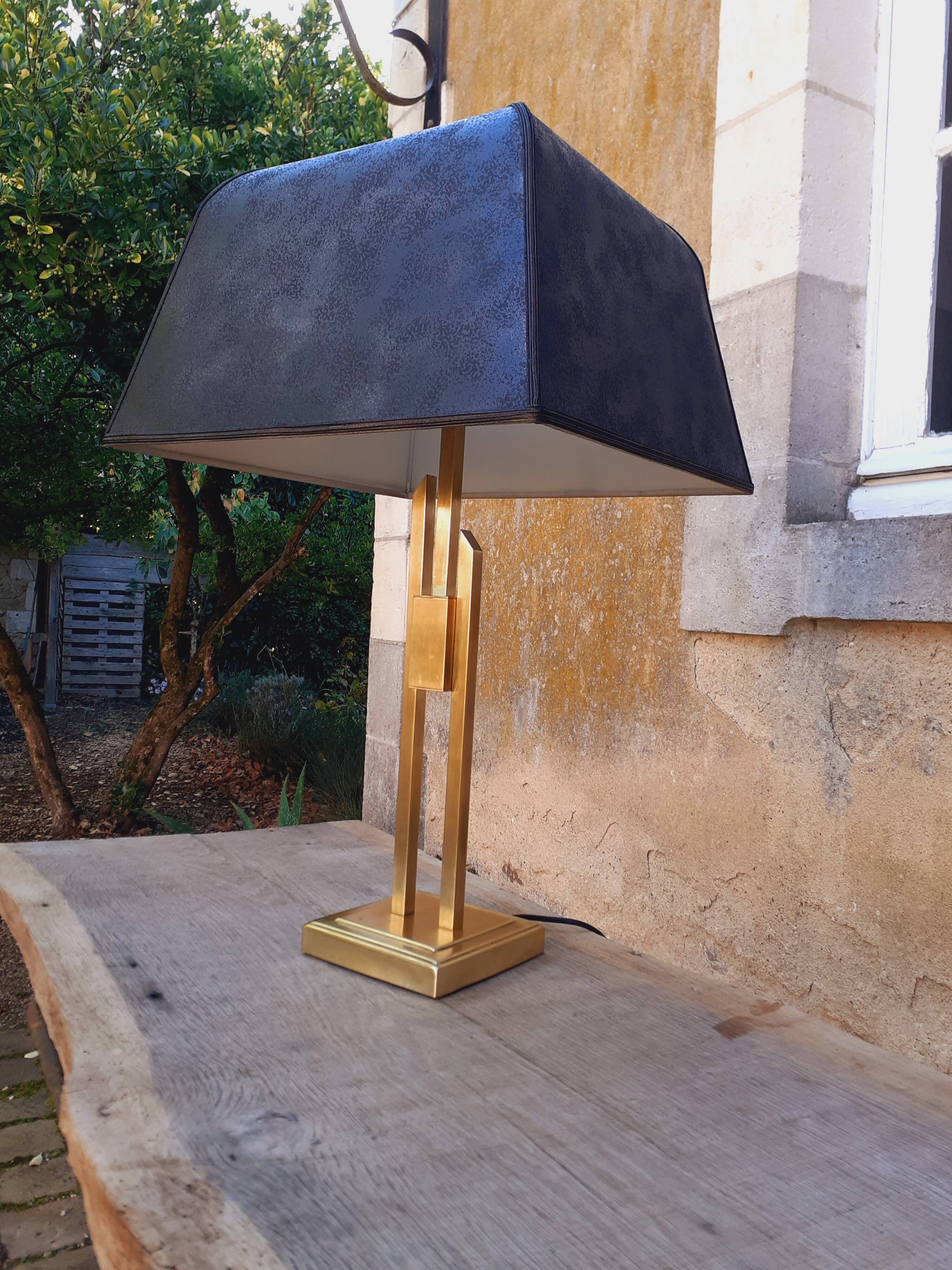 Lampe à poser dite " Gratte-ciel" en laiton année 70