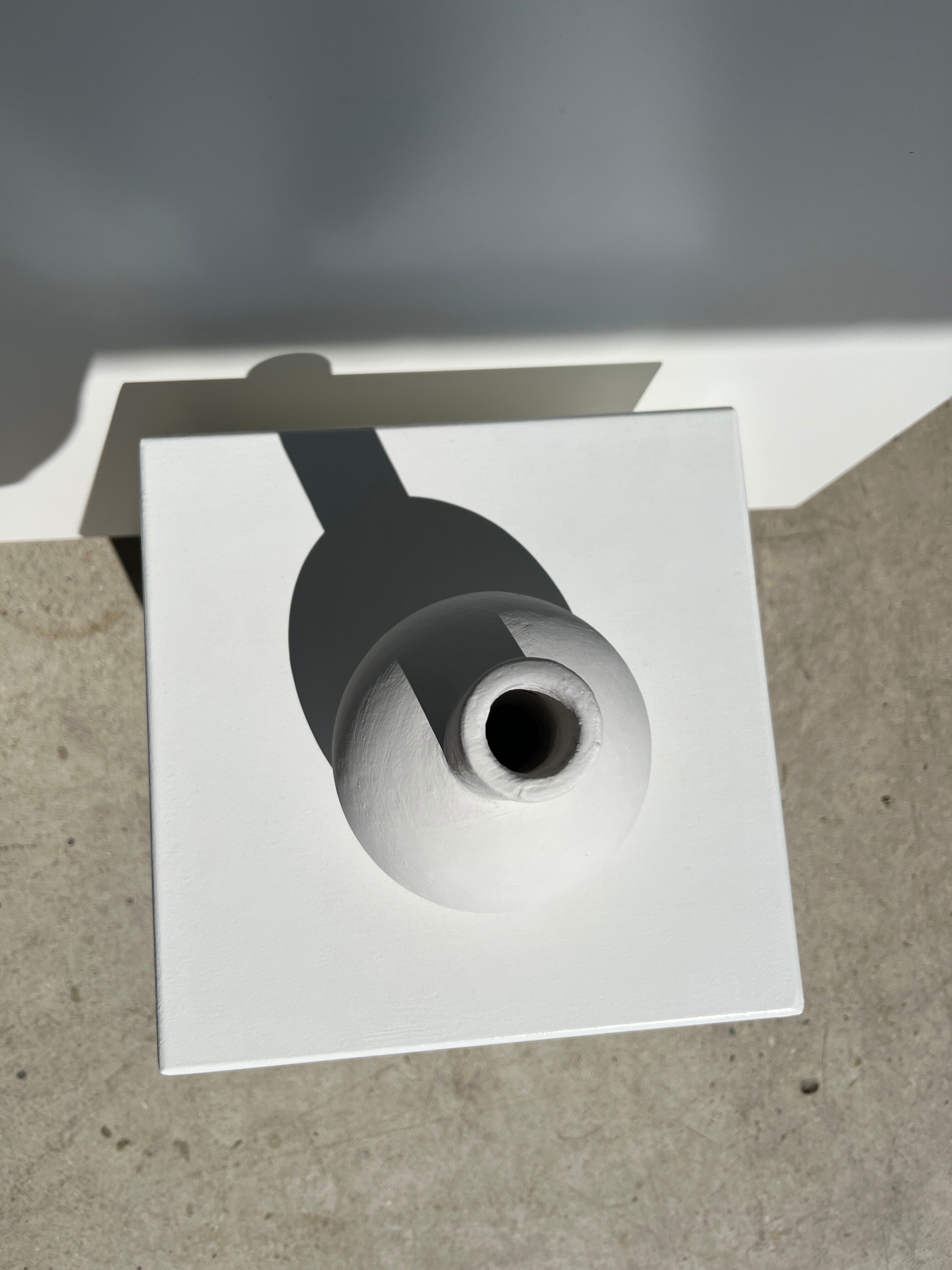 Handmade soliflore drop vase in terracotta painted white h:20 d:15