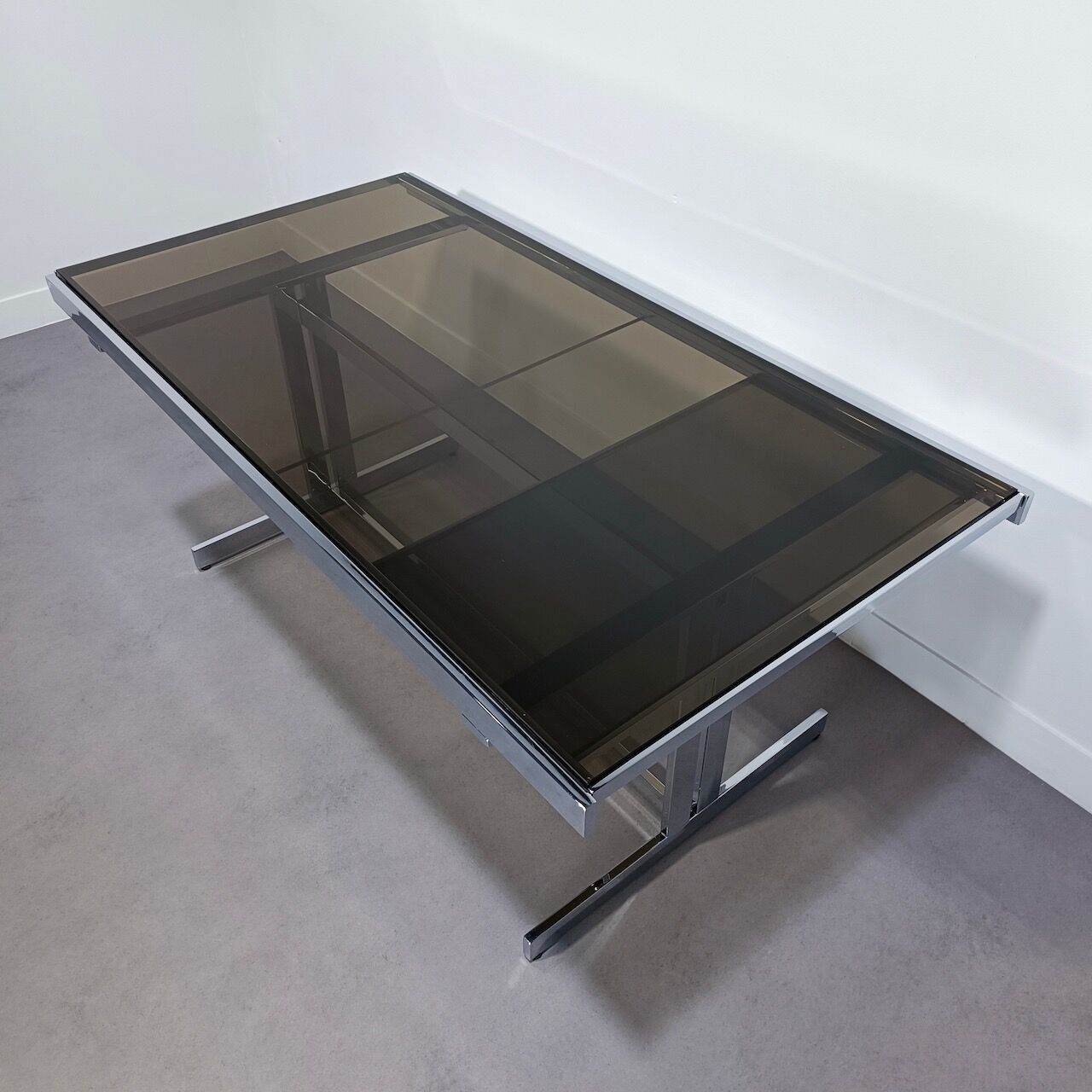 Extendable chrome dining table