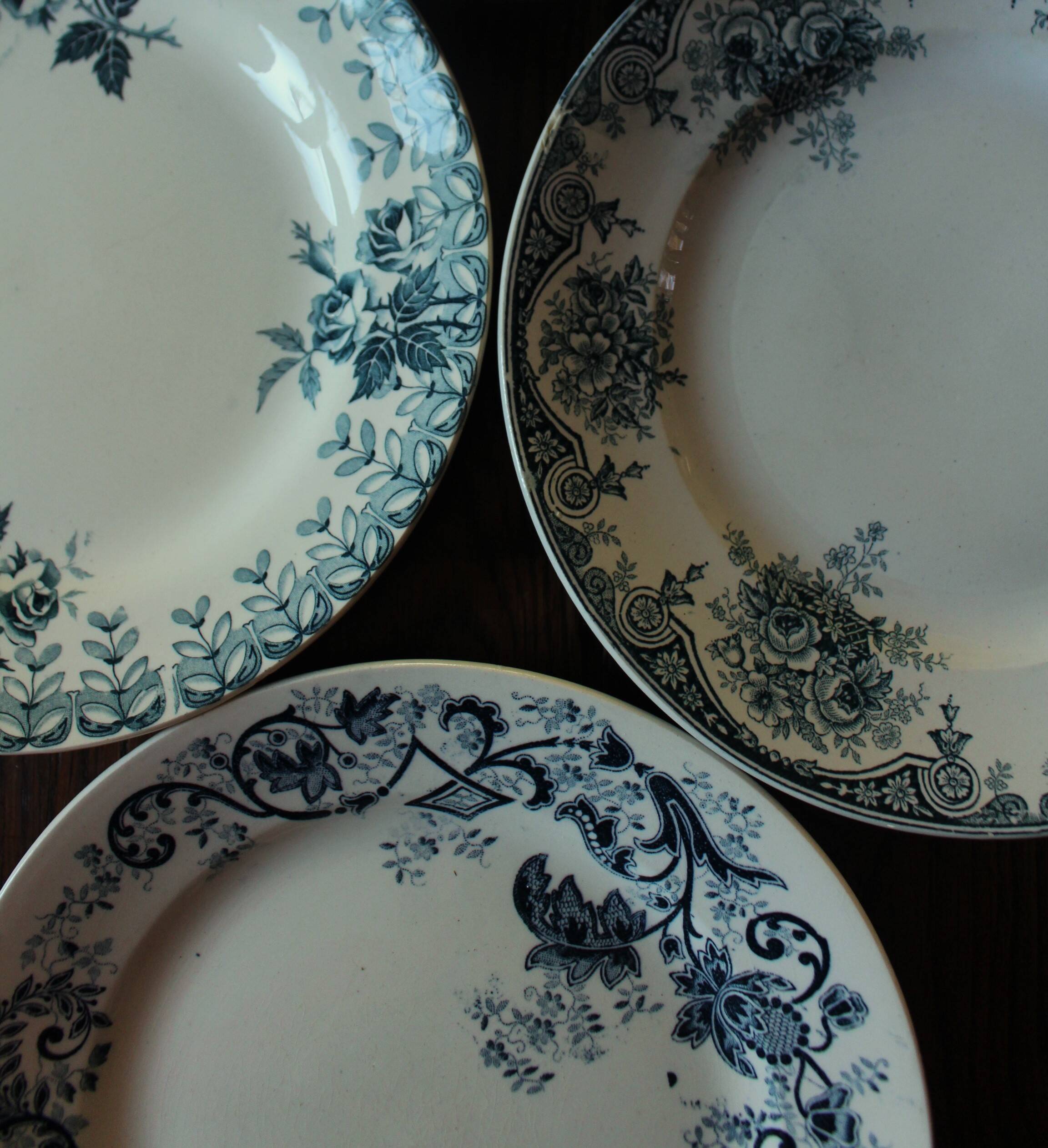 A set of 4 flat plates Terre de fer mismatched blue