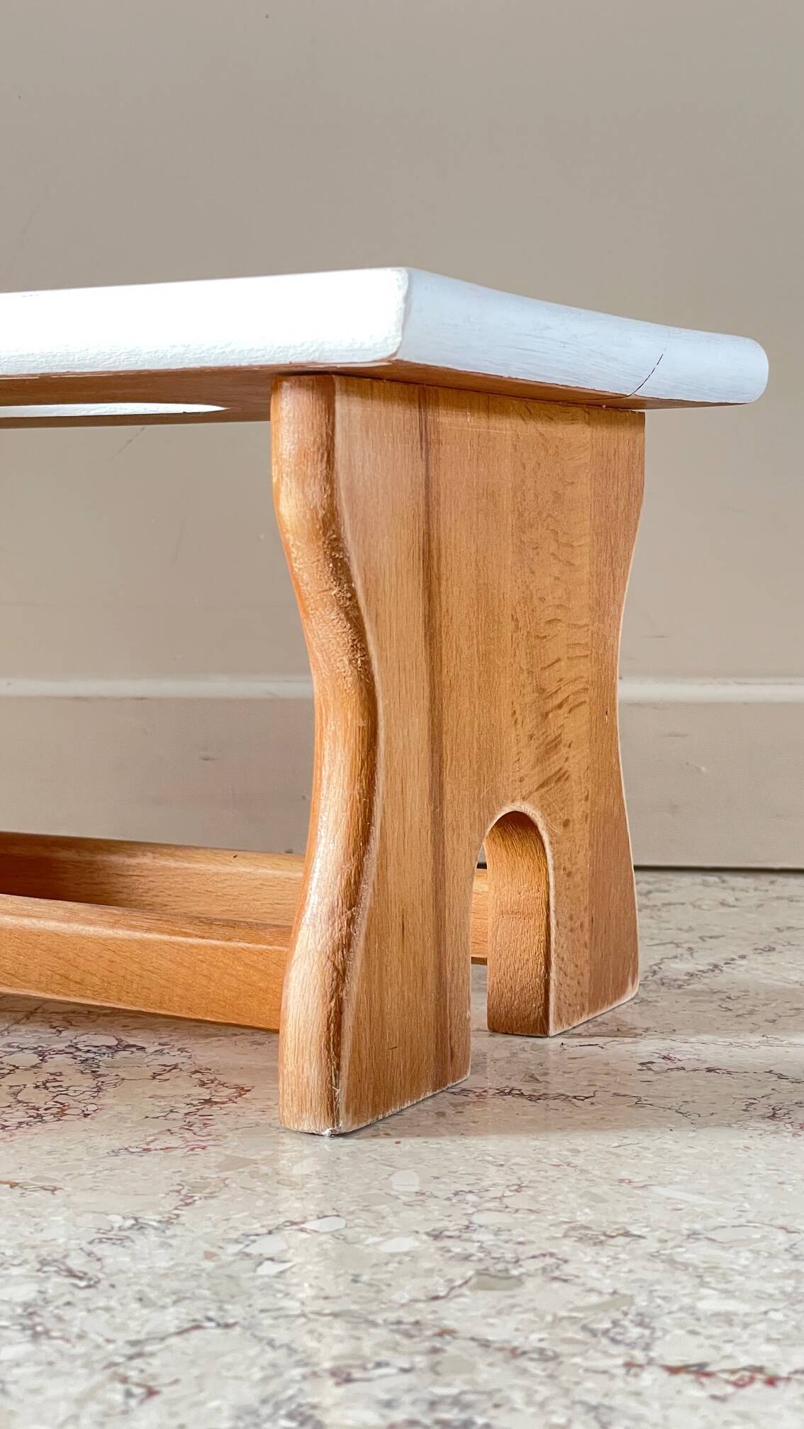 Tabouret vintage en hêtre et peint en blanc