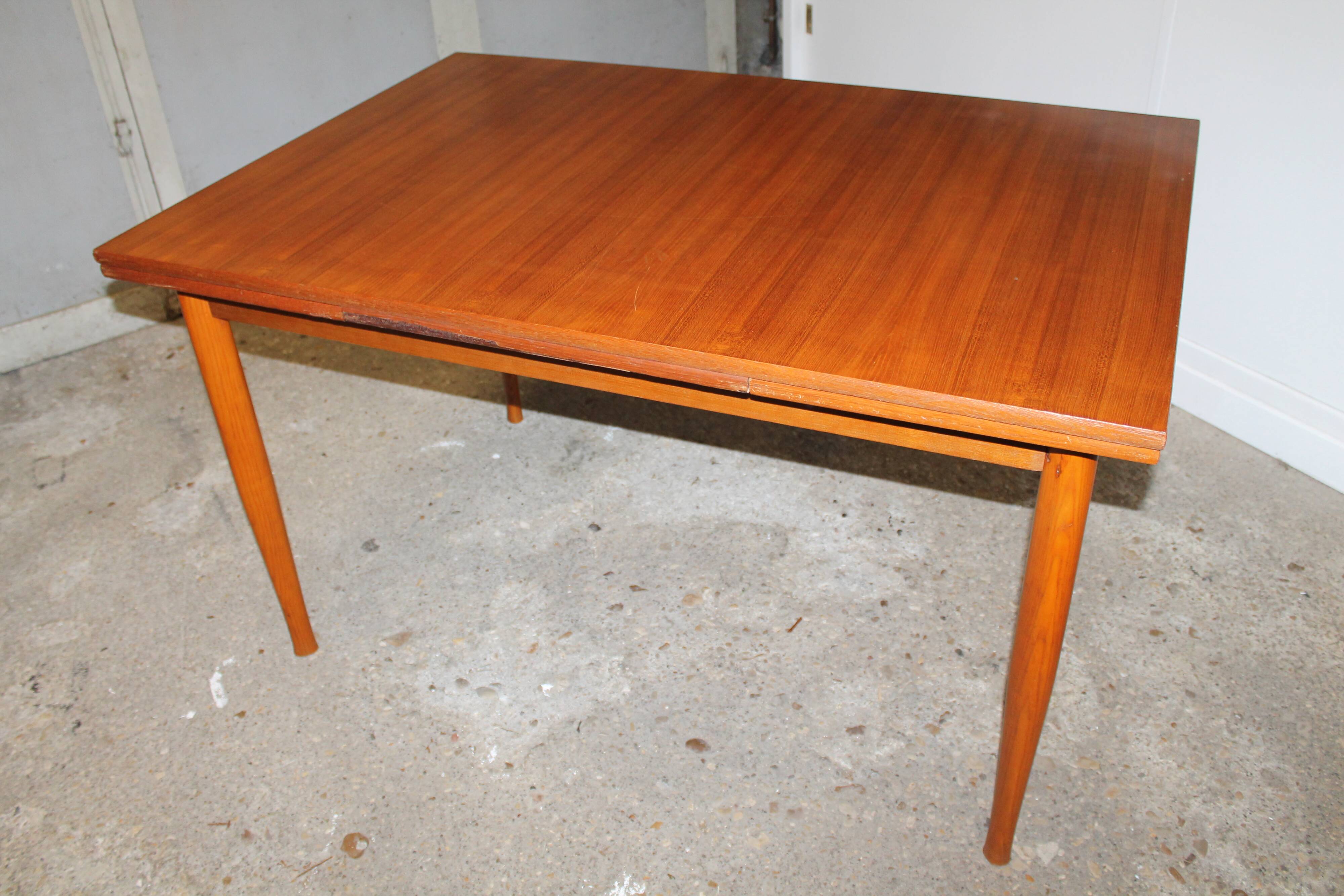 Scandinavian expandable table