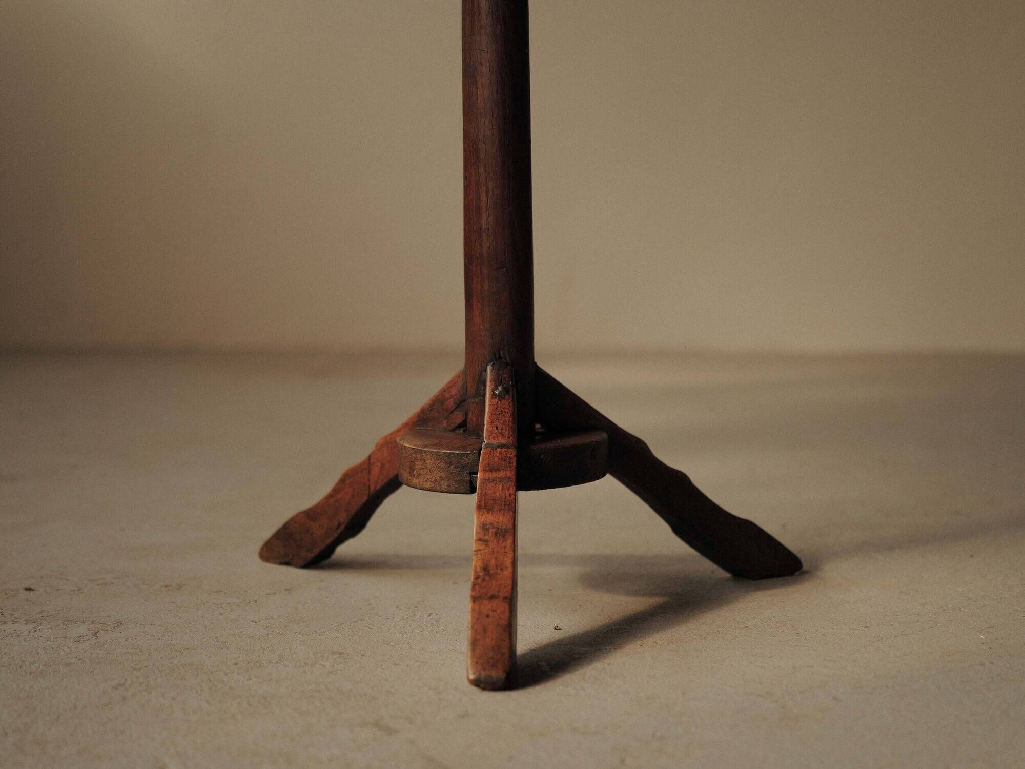Oak guéridon, Art-Populaire, 19th century