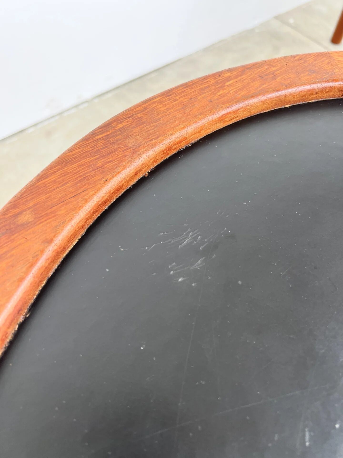 Duo of round coffee tables with a reversible top — Crossed base