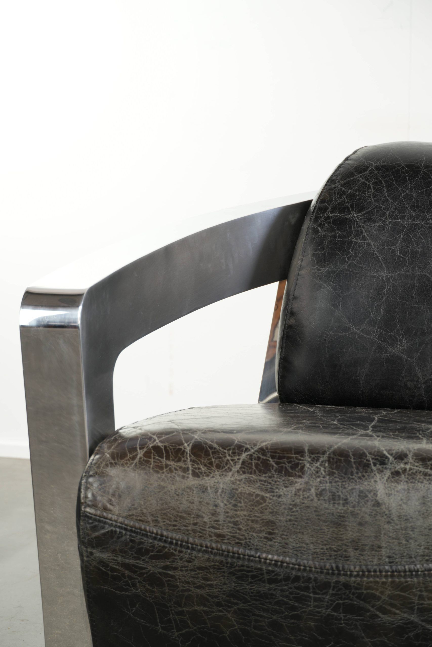 Vintage aviator design armchair in cowhide leather with aluminium