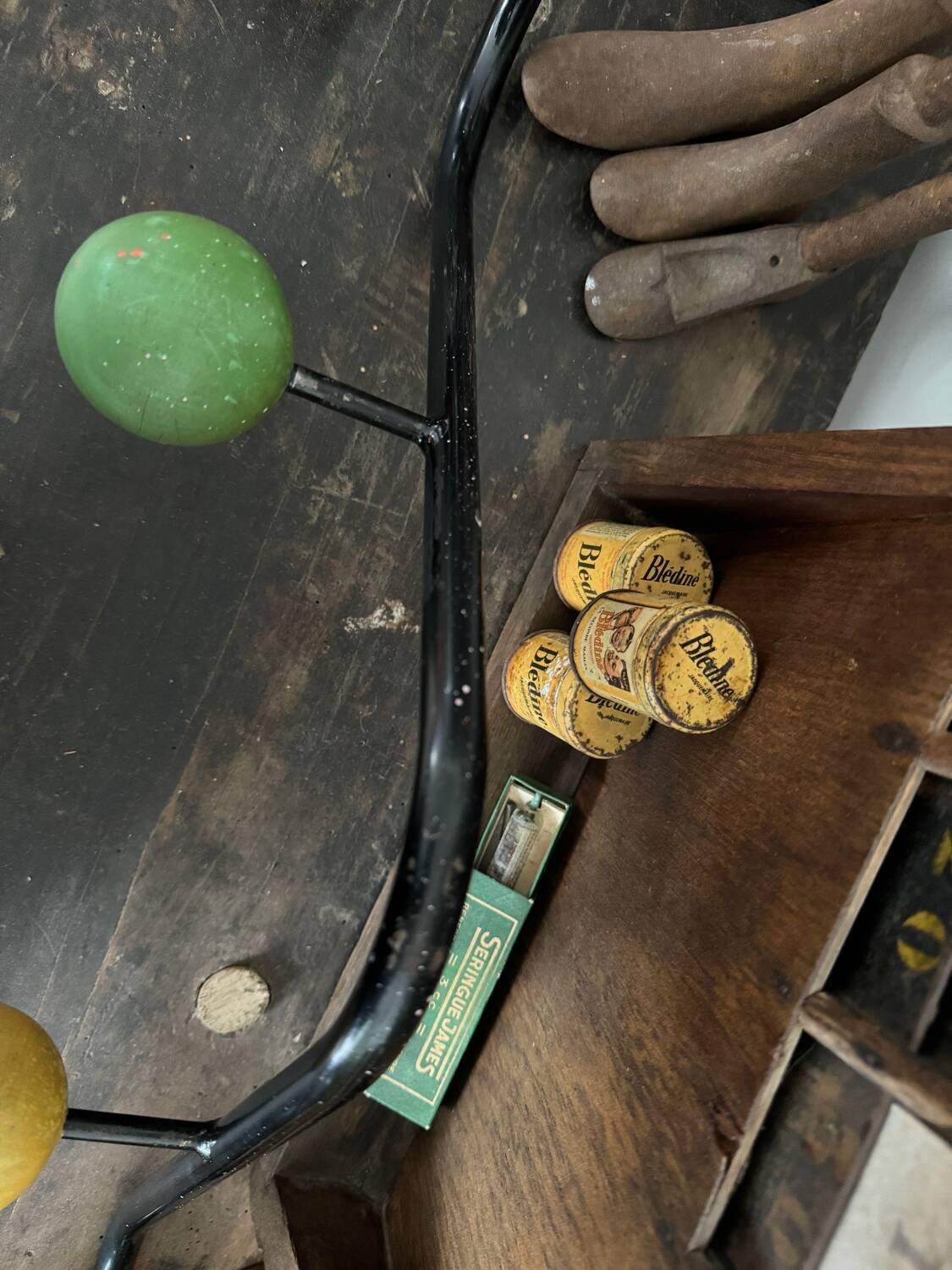 Wall coat rack with 4 wooden balls