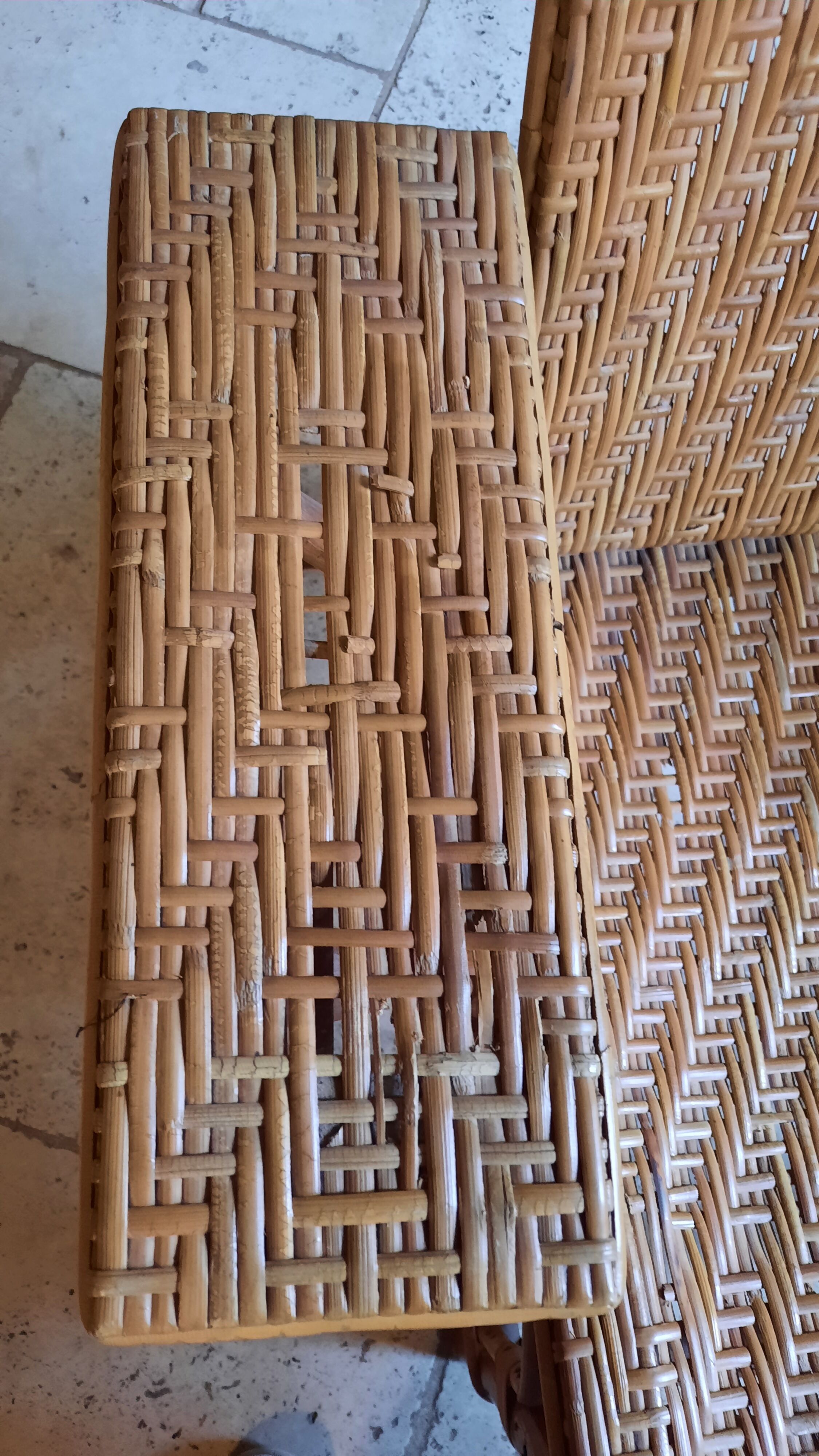 Wicker and wood chaise longue