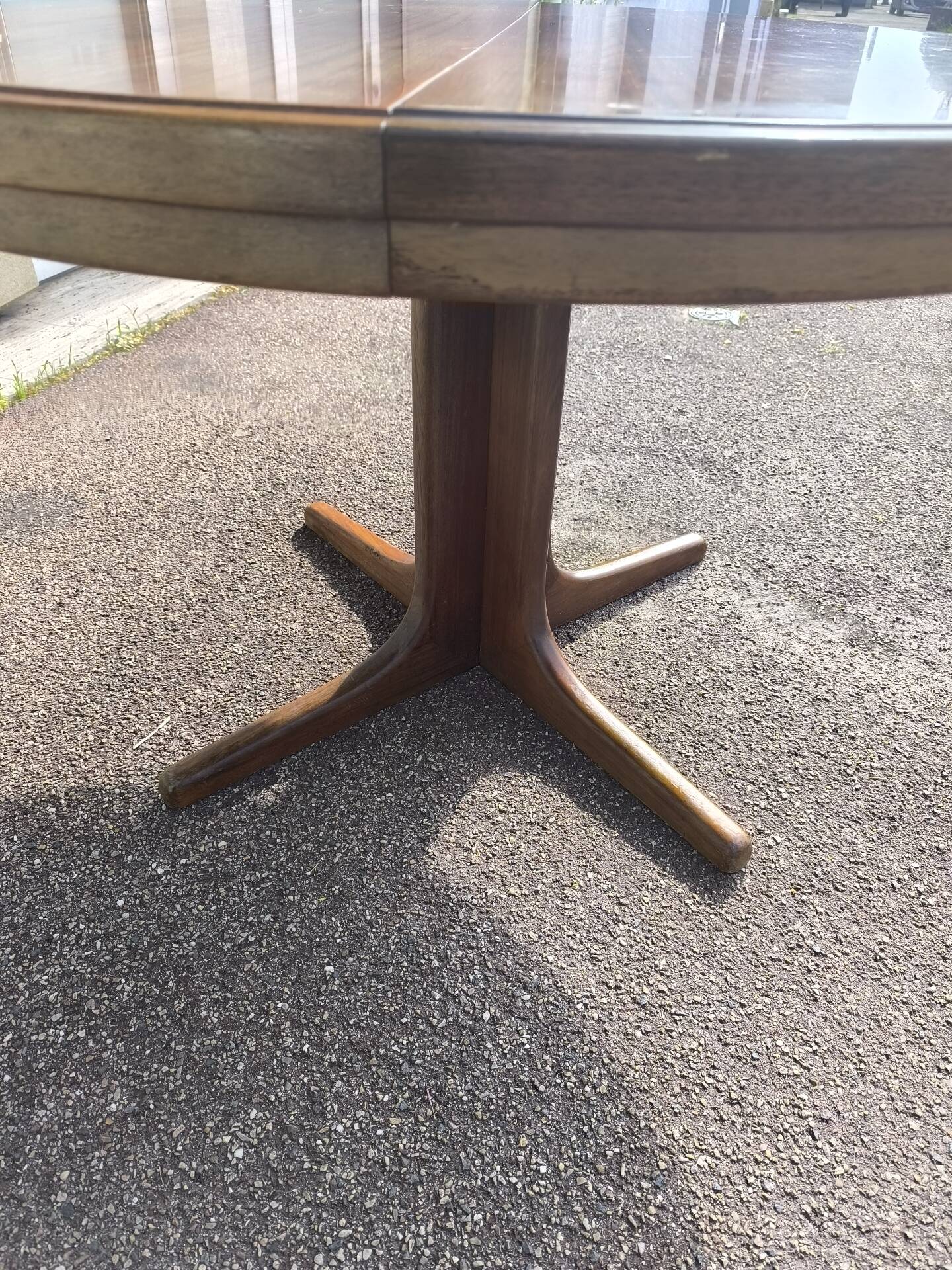 Extendable round table for 4 to 6 people, wood.
