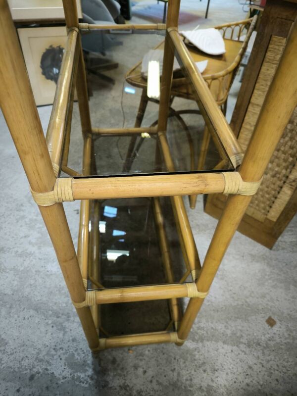 Étagère bibliothèque en bambou et verre fumé vers 1970