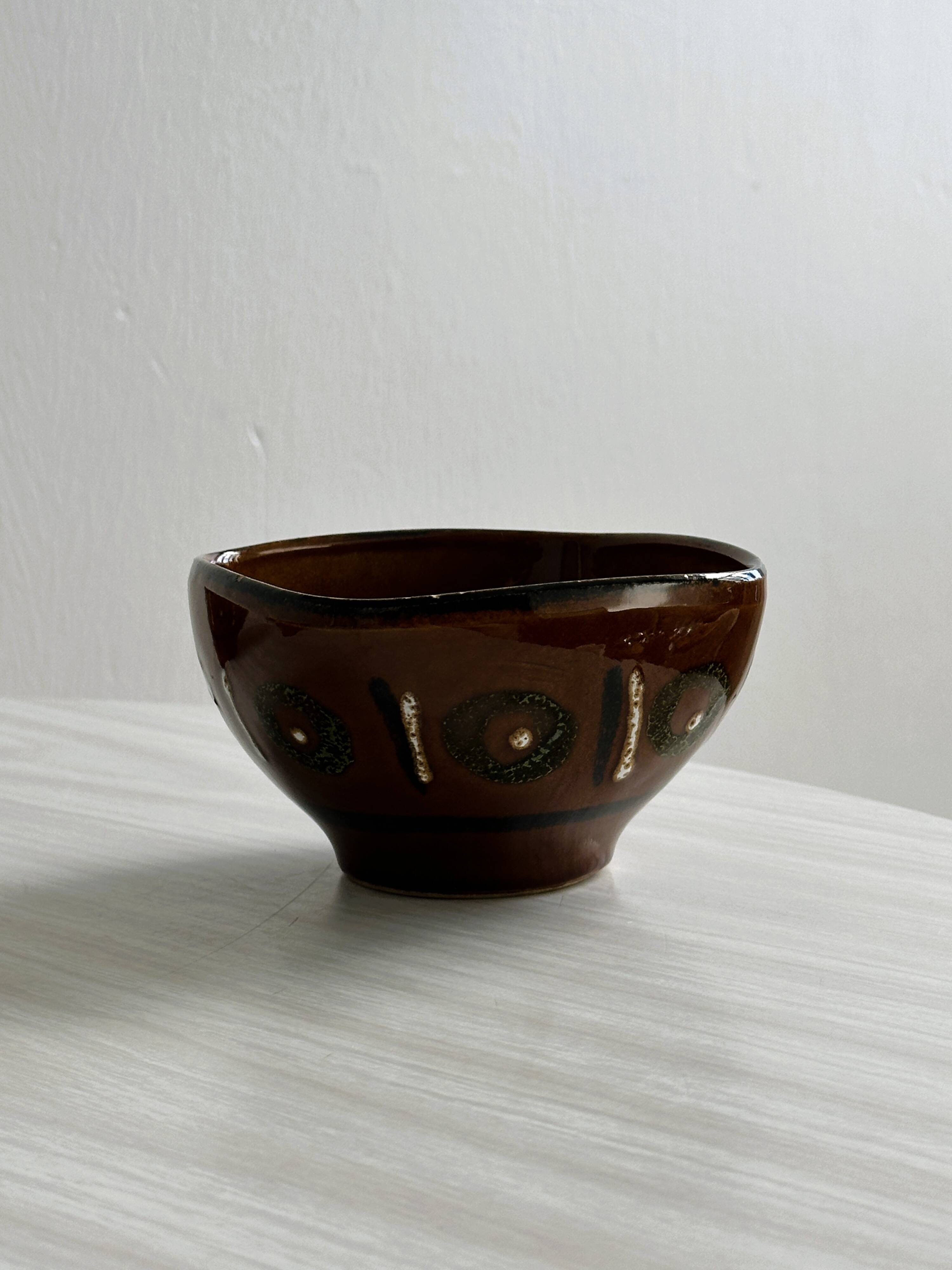 3 ceramic bowls.