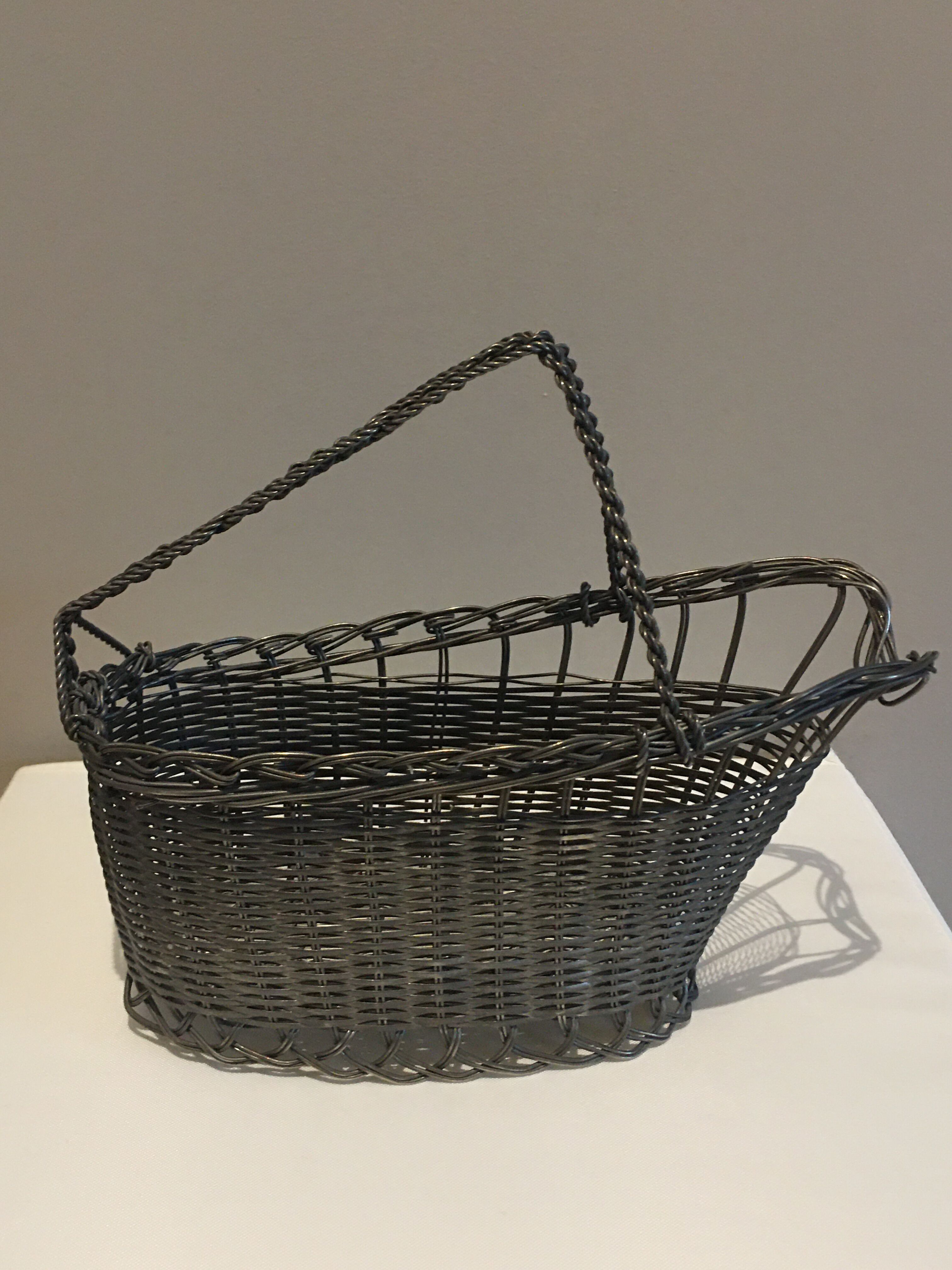 Metal wine bottle basket
