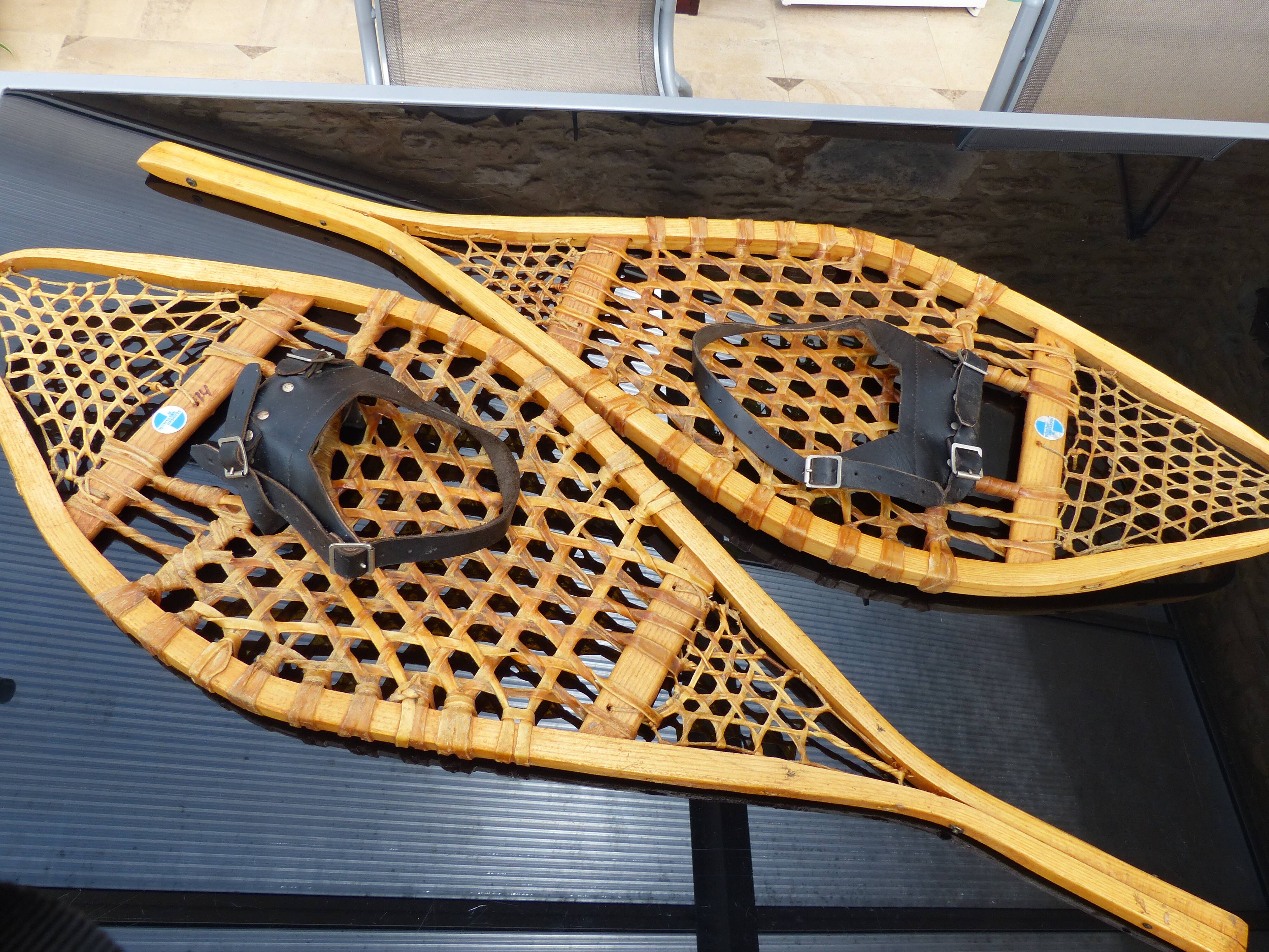 Anciennes raquettes à neige en bois et nerf de boeuf Selency