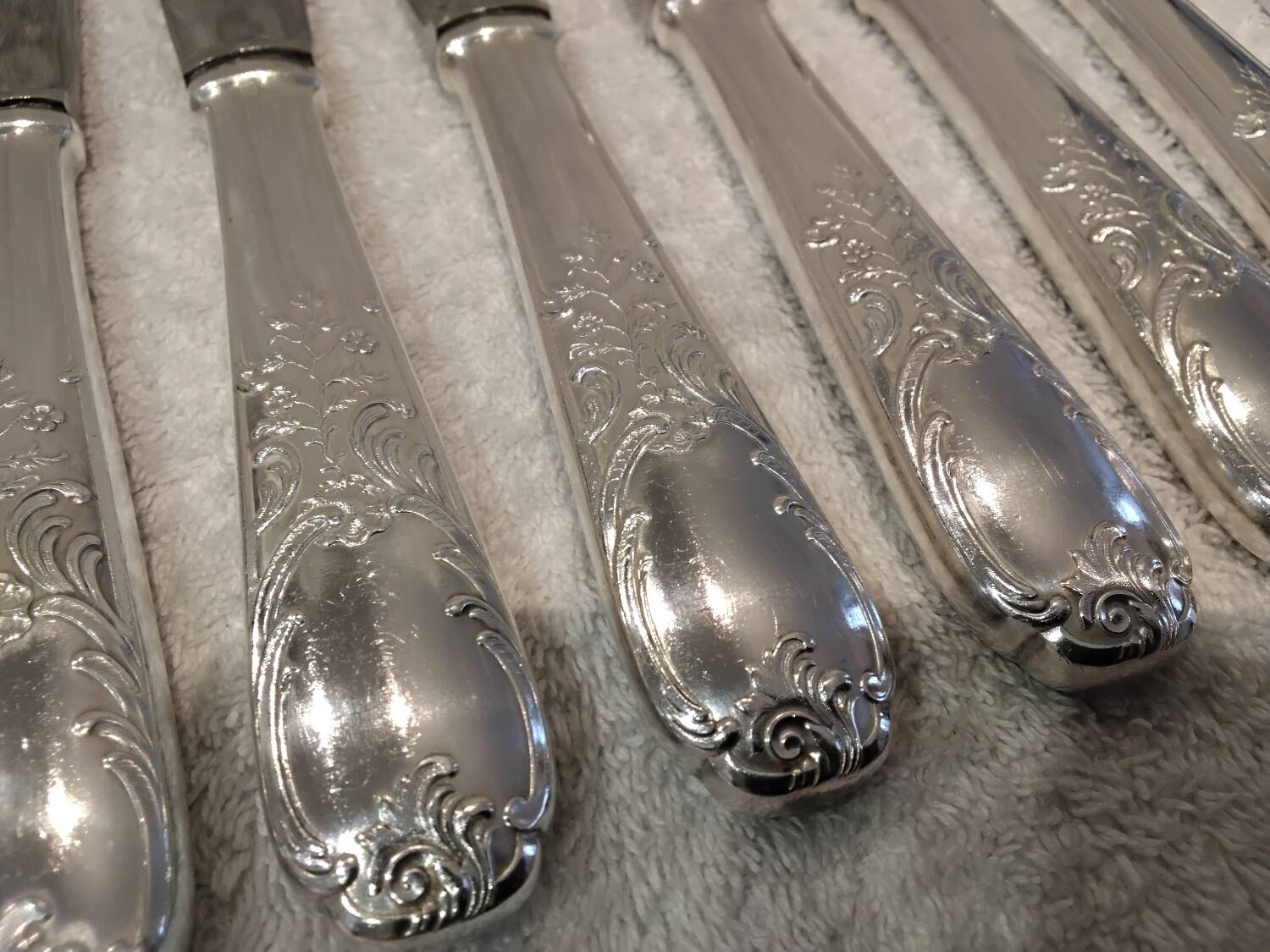 12 silver-plated metal table knives, Platil rocaille silversmith design, 24.6cm