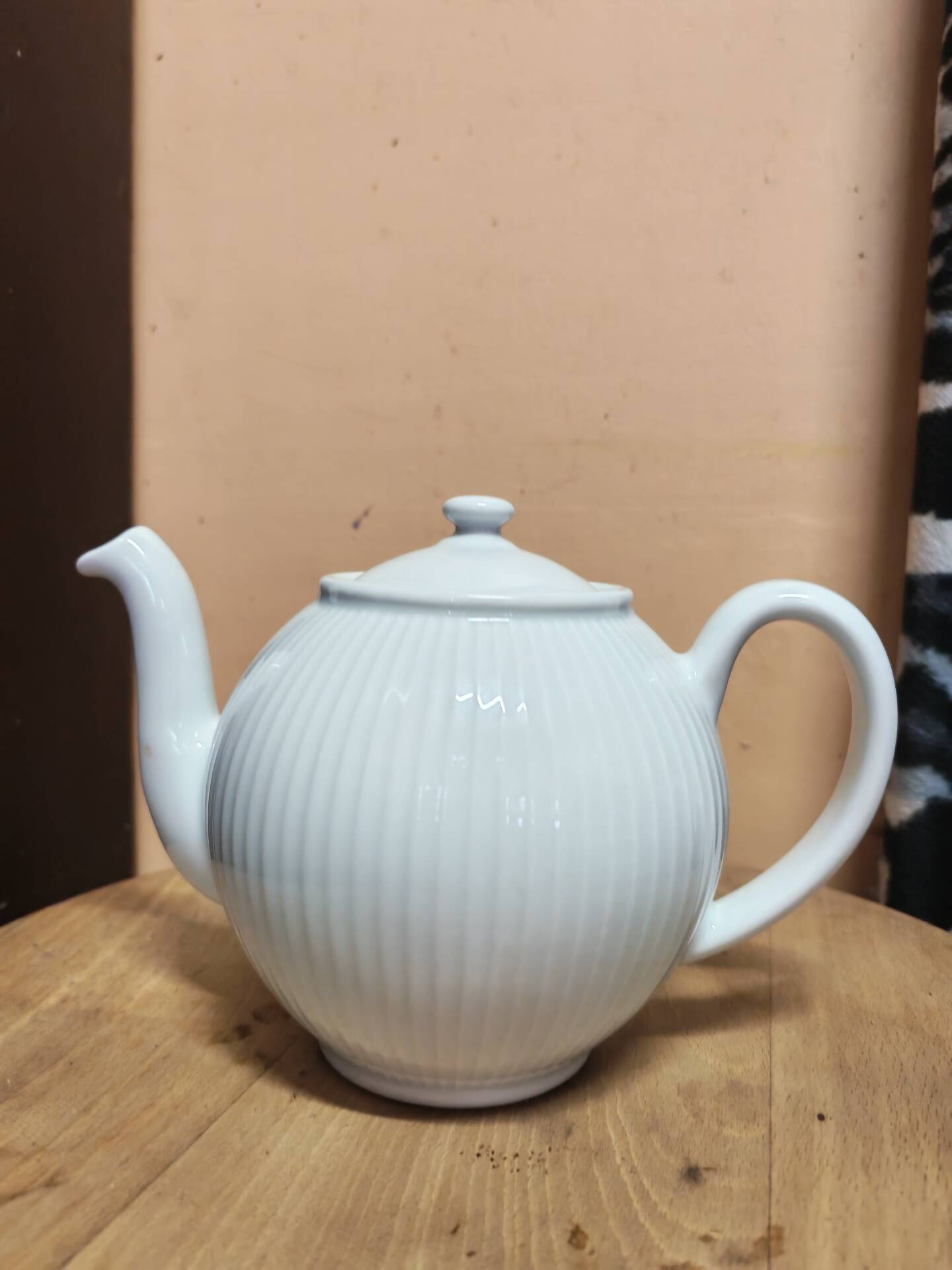 Pleated teapot Pilivuyt in white porcelain