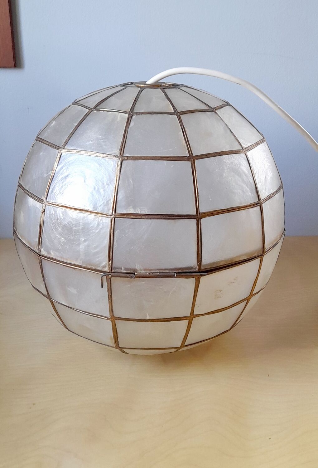 Suspension boule nacre et laiton 70s