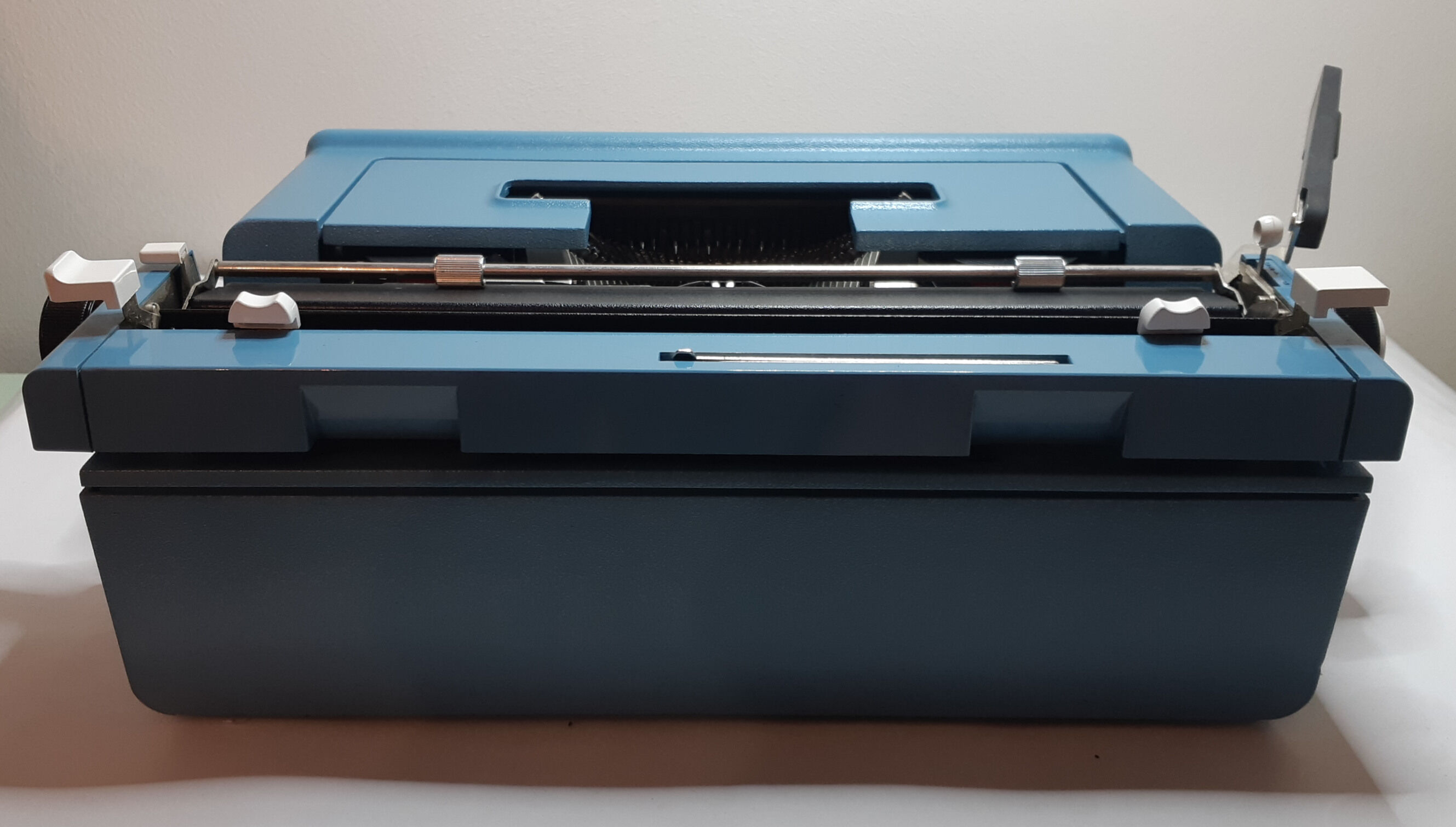 Olivetti Studio 46 portable typewriter, functional