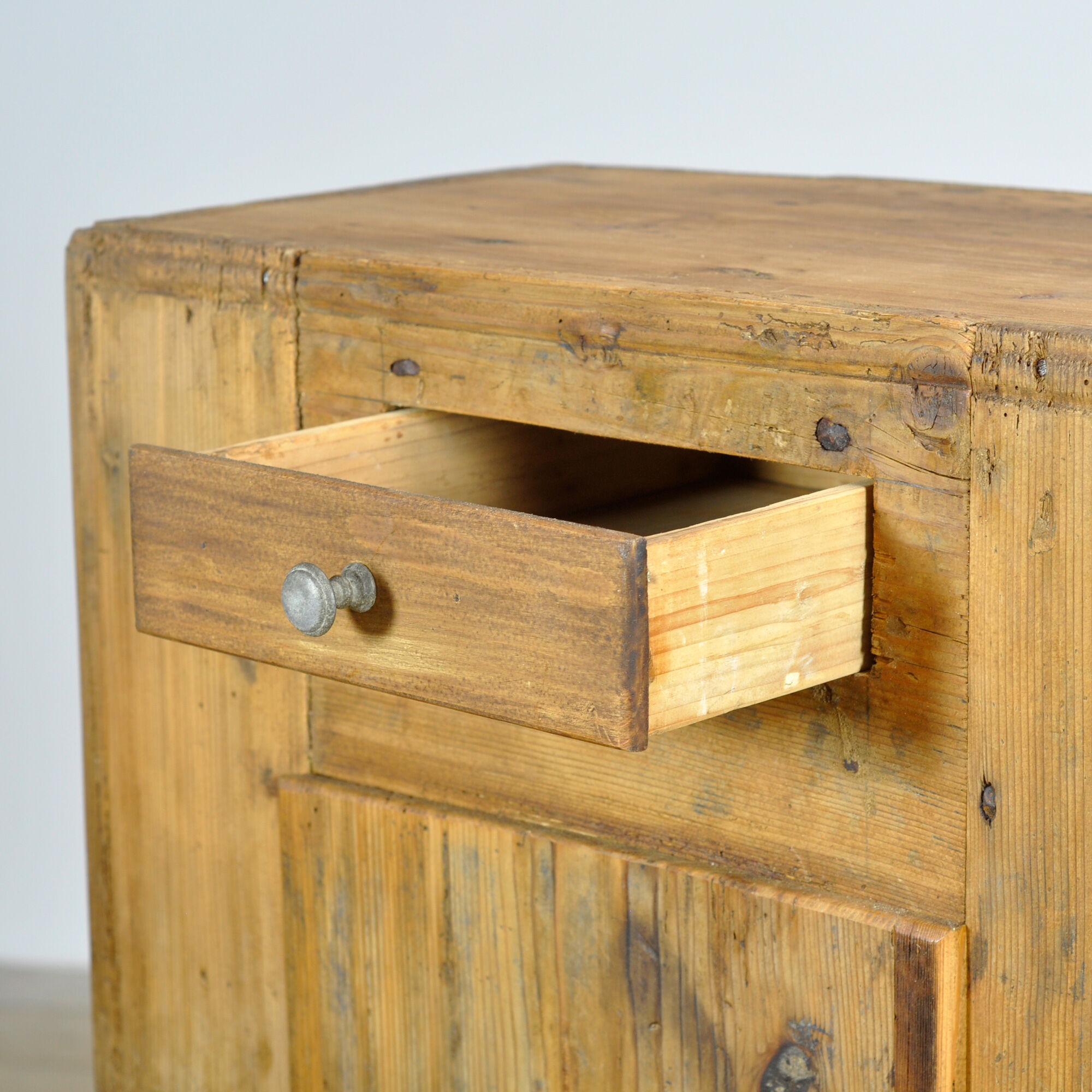 Cabinet en pin, vers 1920