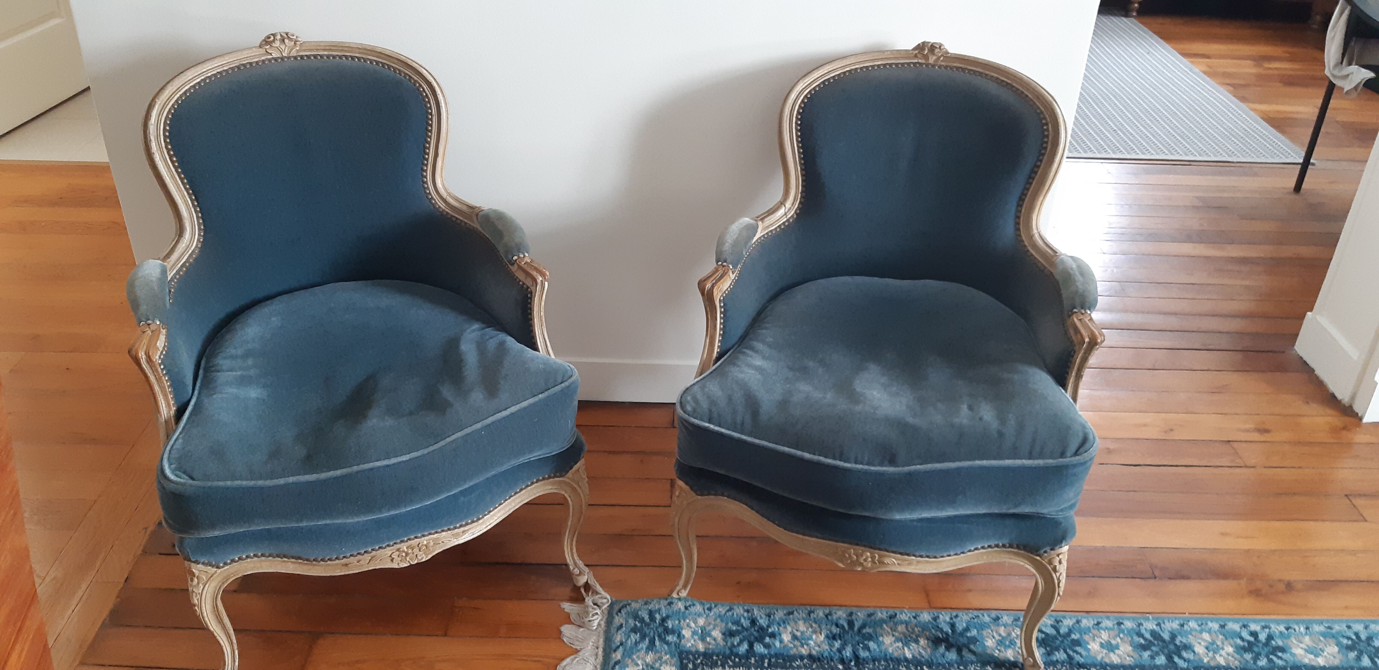 Paire de fauteuils bergères de style Louis XV